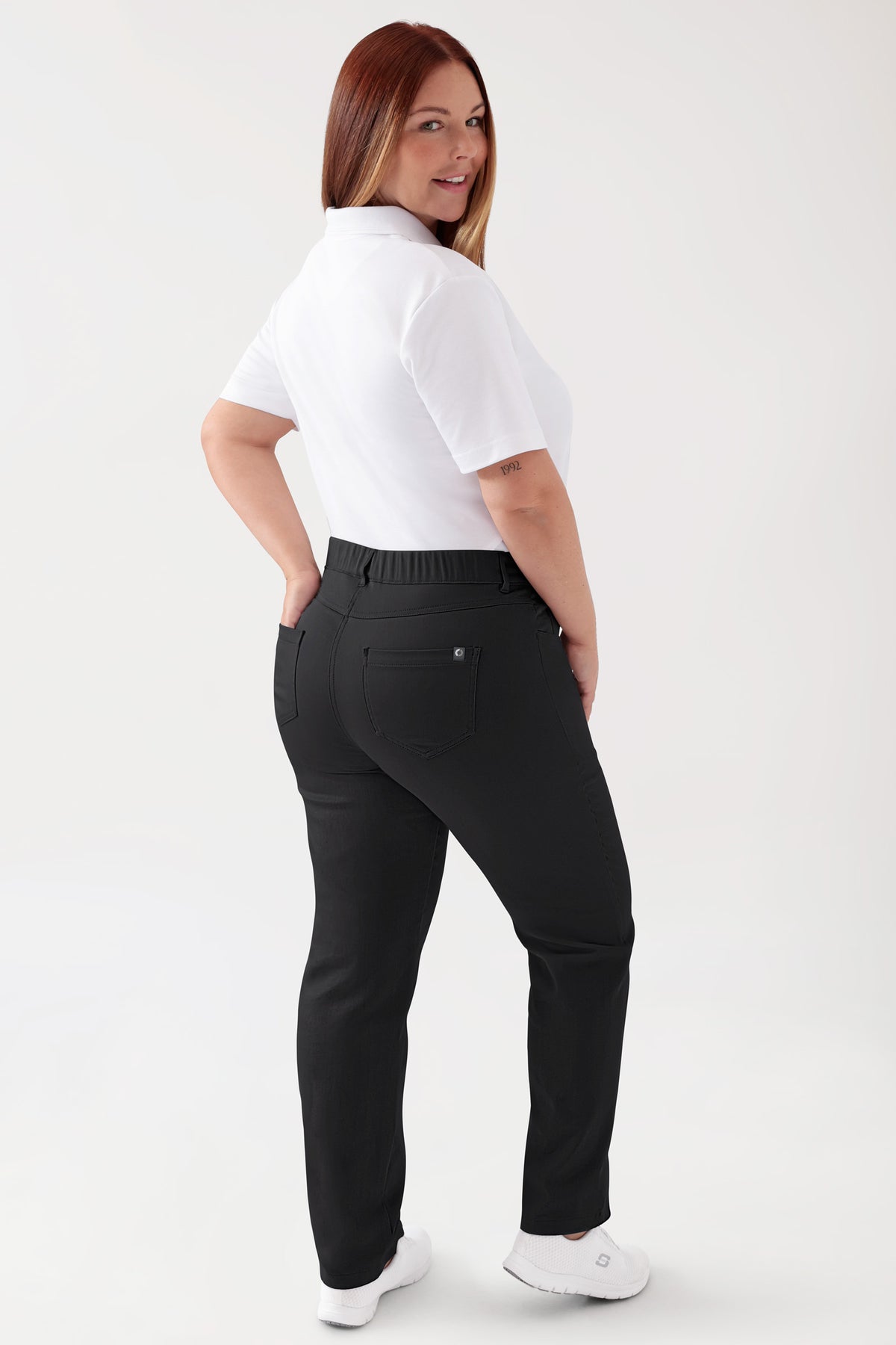 COMFY FLEX 5-Pocket Hose Damen - gerades Bein schwarz, Rückansicht Das Model ist 173 cm groß und trägt Größe 46