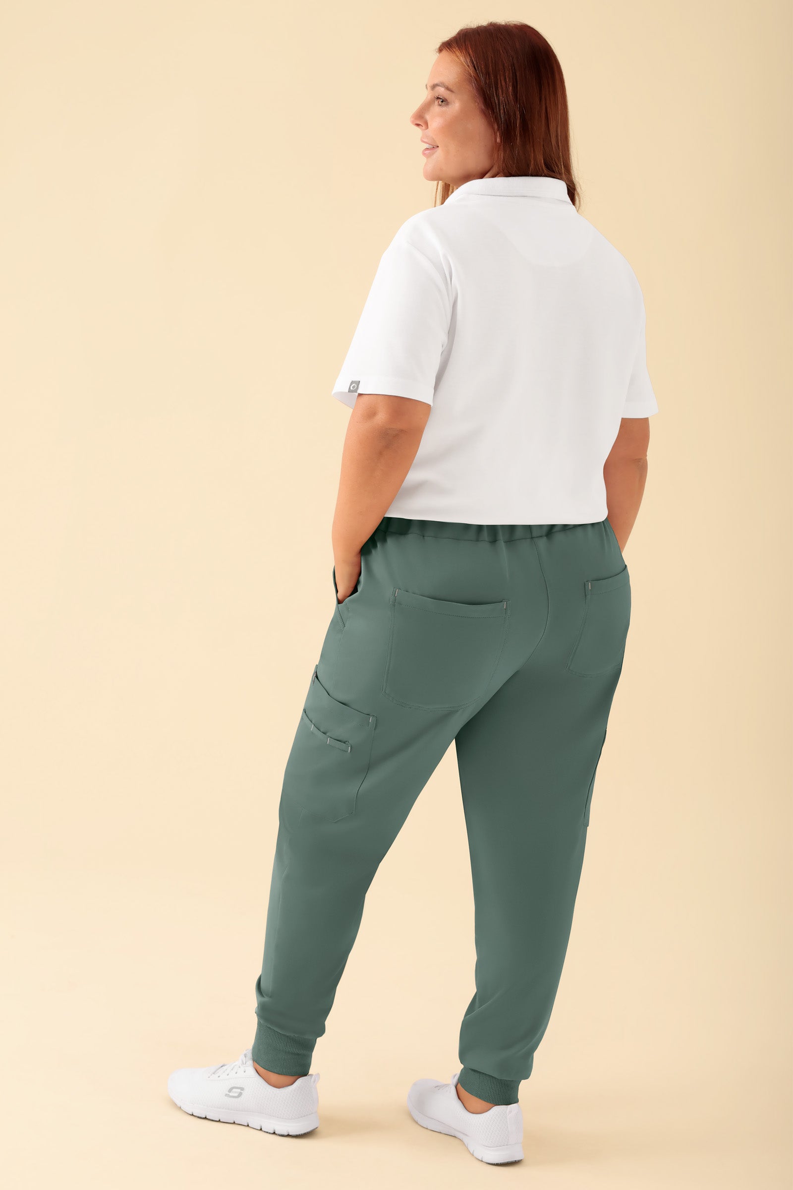 KAERE Hose Damen - Saumbündchen mit Beintaschen dunkelgrün, Rückansicht Das Model ist 173 cm groß und trägt Größe XL