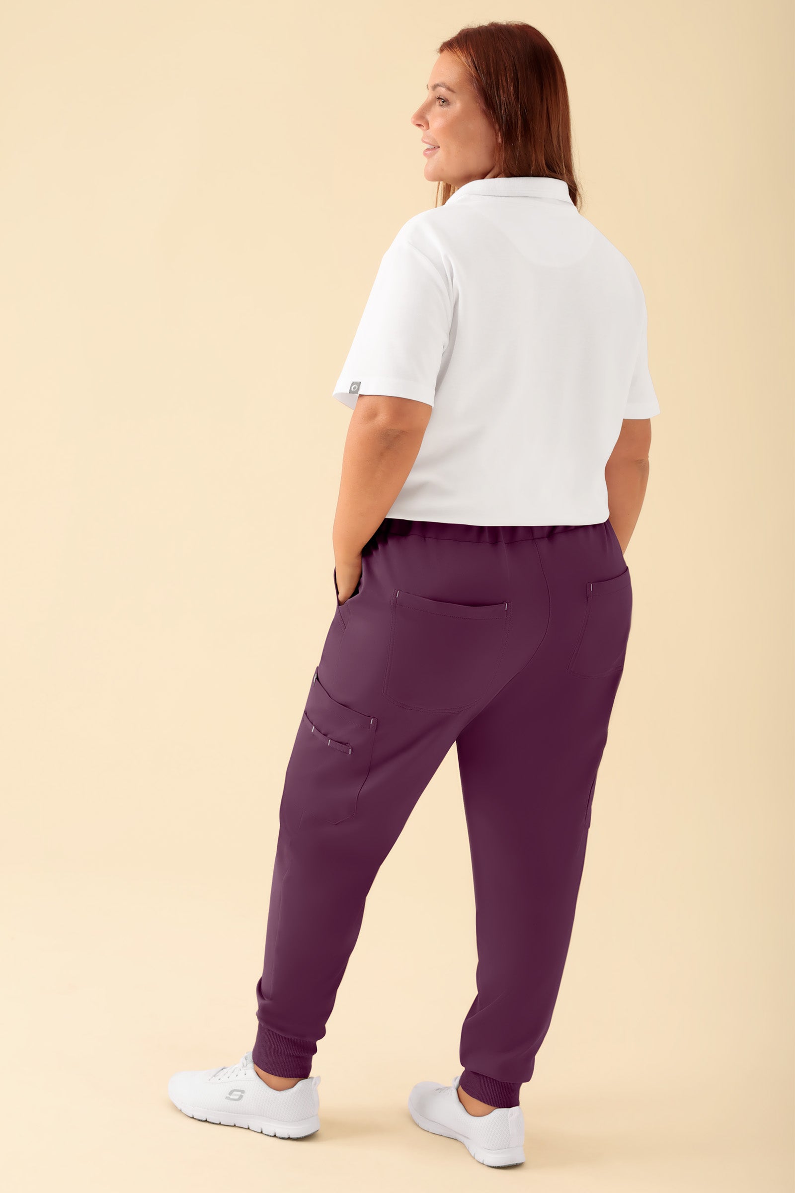 KAERE Hose Damen - Saumbündchen mit Beintaschen pflaume, Rückansicht Das Model ist 173 cm groß und trägt Größe XL