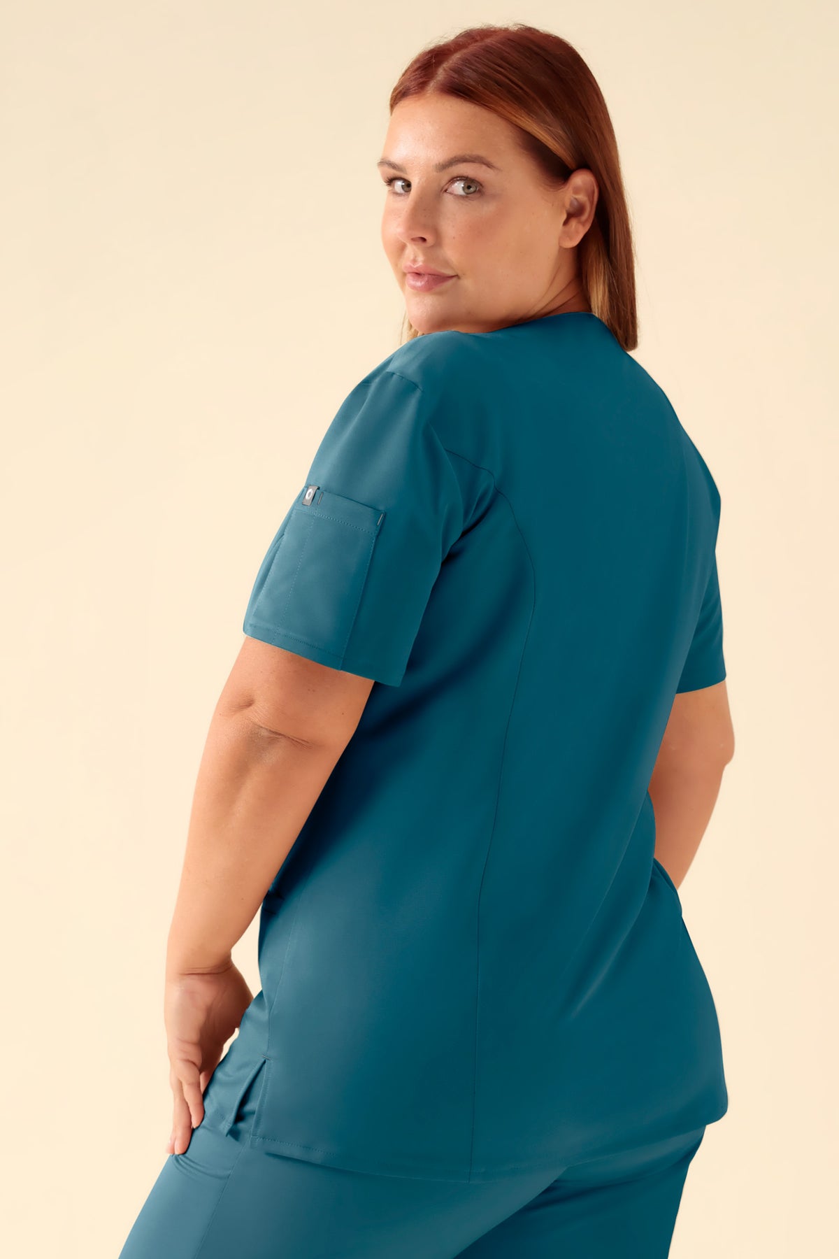 KAERE Kasack Damen - durchgeknöpft petrol, Rückansicht Das Model ist 173 cm groß und trägt Größe XL