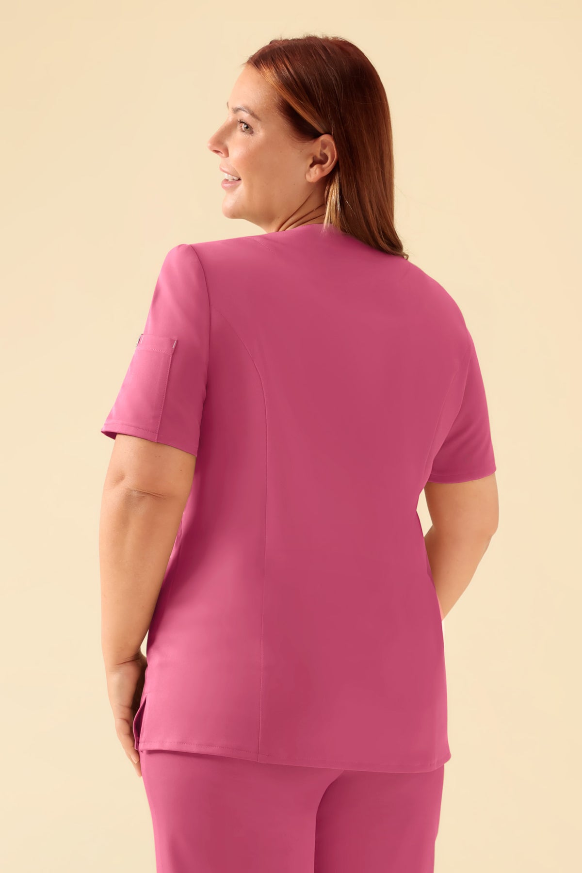 KAERE Kasack Damen - durchgeknöpft rosenholz, Rückansicht Das Model ist 173 cm groß und trägt Größe XL