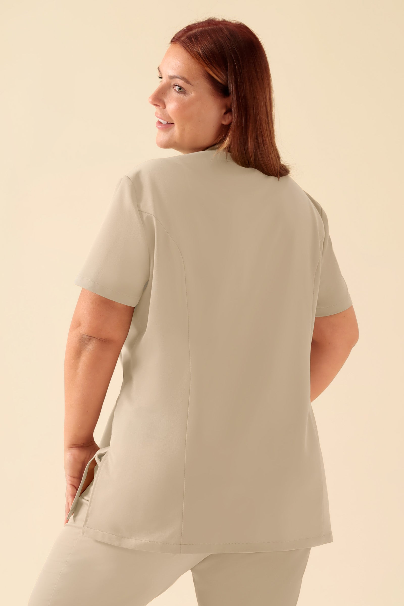 KAERE Kasack Damen - asymmetrische Knopfleiste sand, Rückansicht Das Model ist 173 cm groß und trägt Größe XL