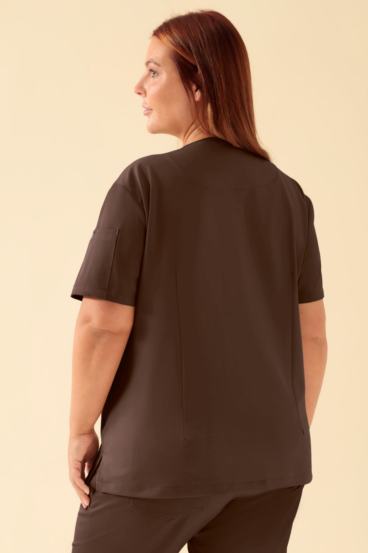 KAERE Schlupfkasack Damen - V-Ausschnitt coffee, Rückansicht Das Model ist 173 cm groß und trägt Größe XL