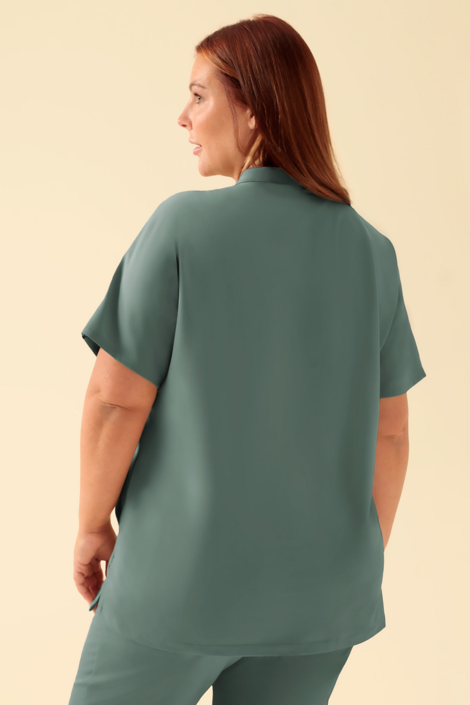 KAERE Schlupfkasack Damen - Stehkragen dunkelgrün, Rückansicht Das Model ist 173 cm groß und trägt Größe XL