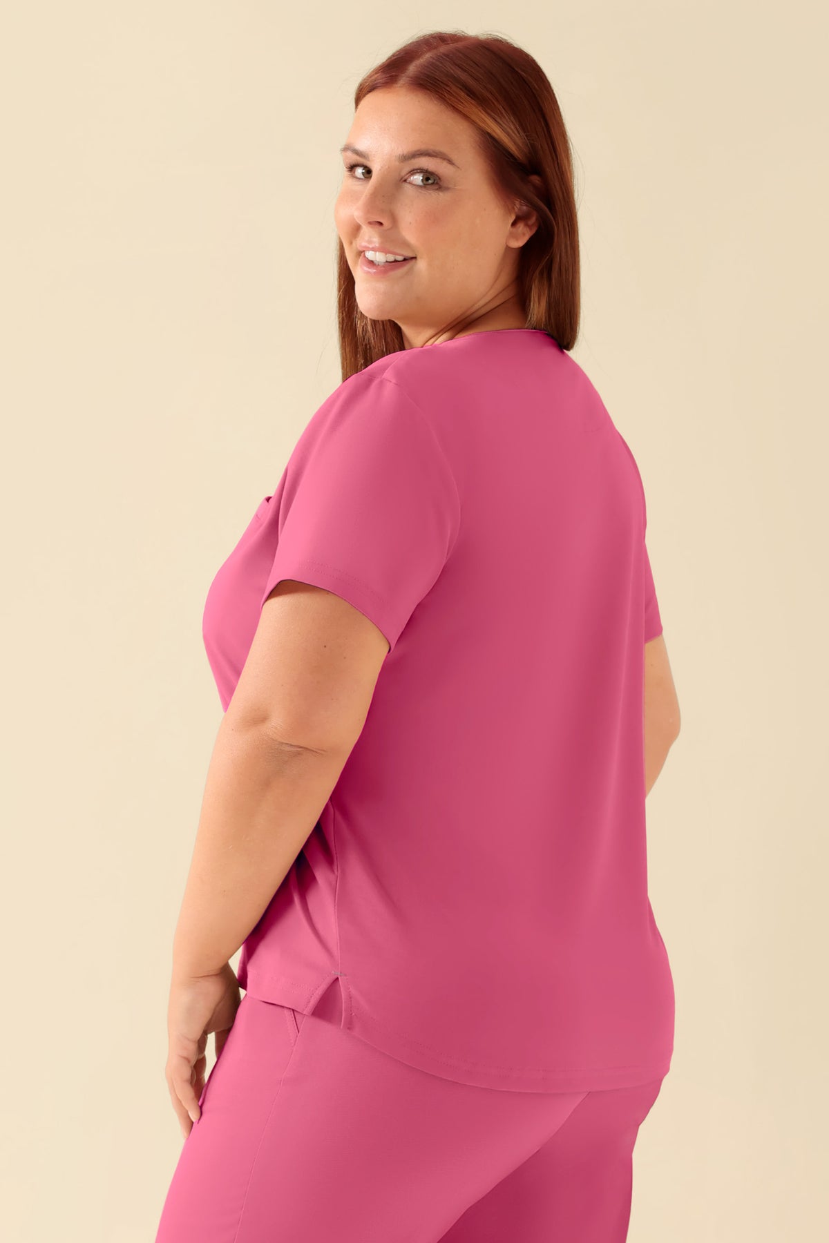 KAERE Shirt Damen - Rundhalsausschnitt rosenholz, Rückansicht Das Model ist 173 cm groß und trägt Größe XL