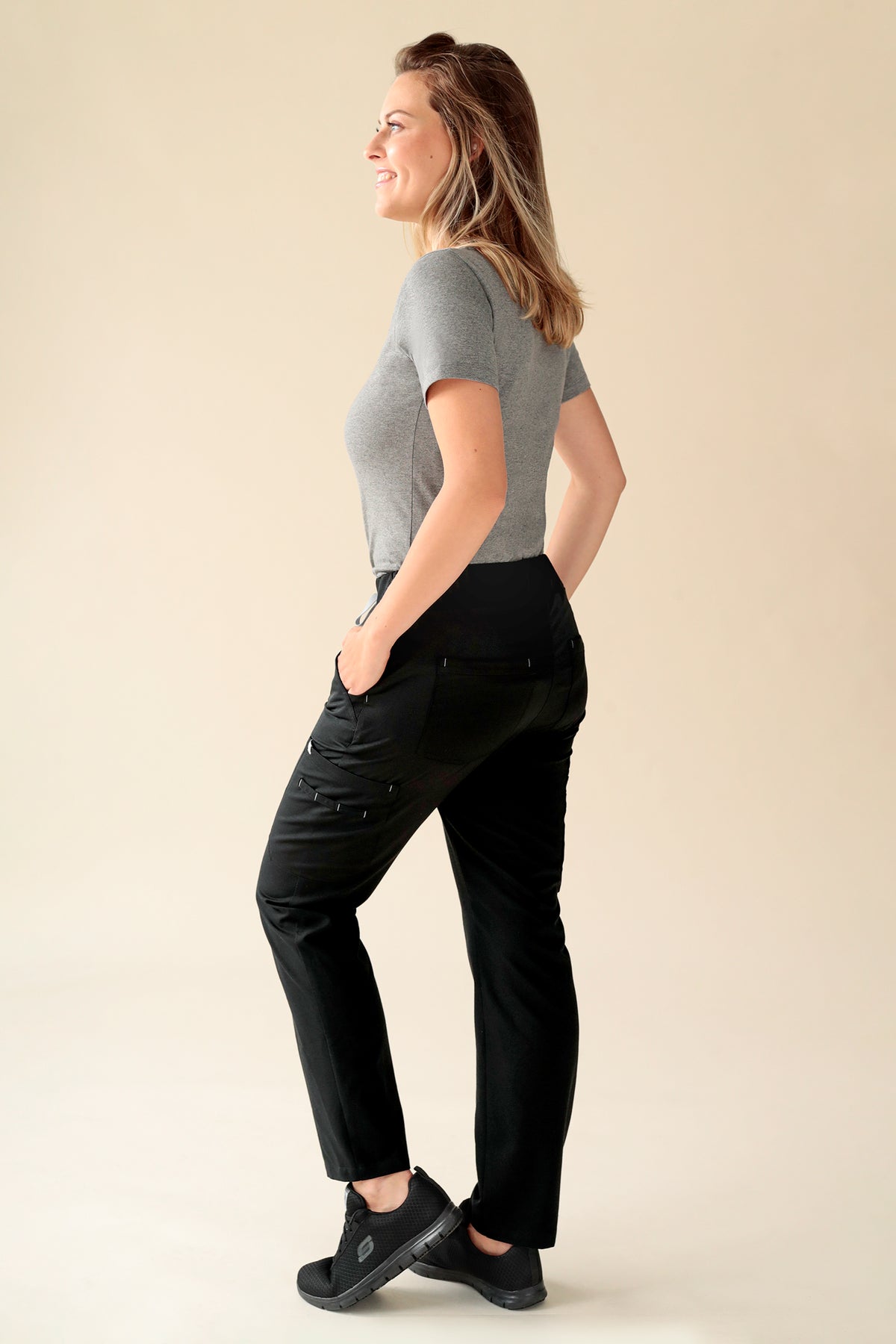 KAERE Hose Damen - gerader Saum Kurzgr. mit Beintaschen schwarz, Rückansicht