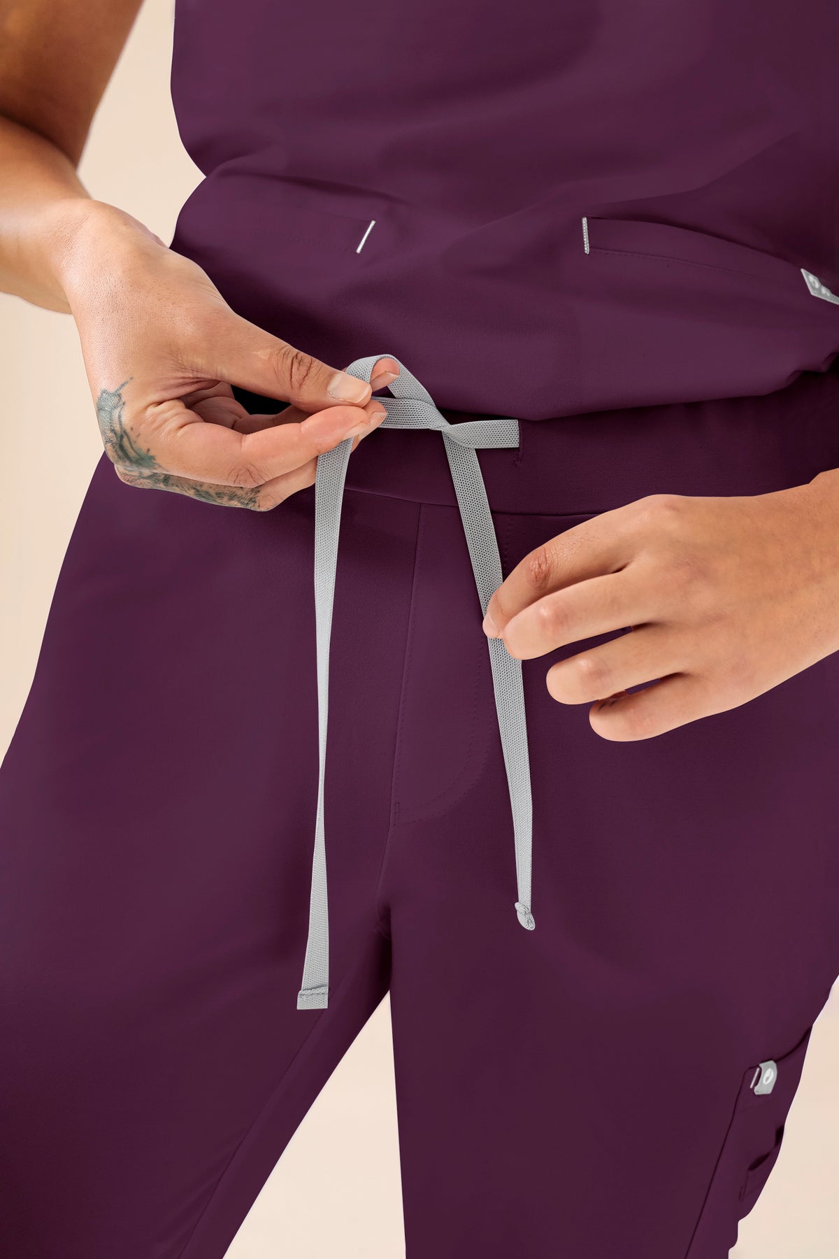 KAERE Hose Damen - Saumbündchen mit Beintaschen pflaume