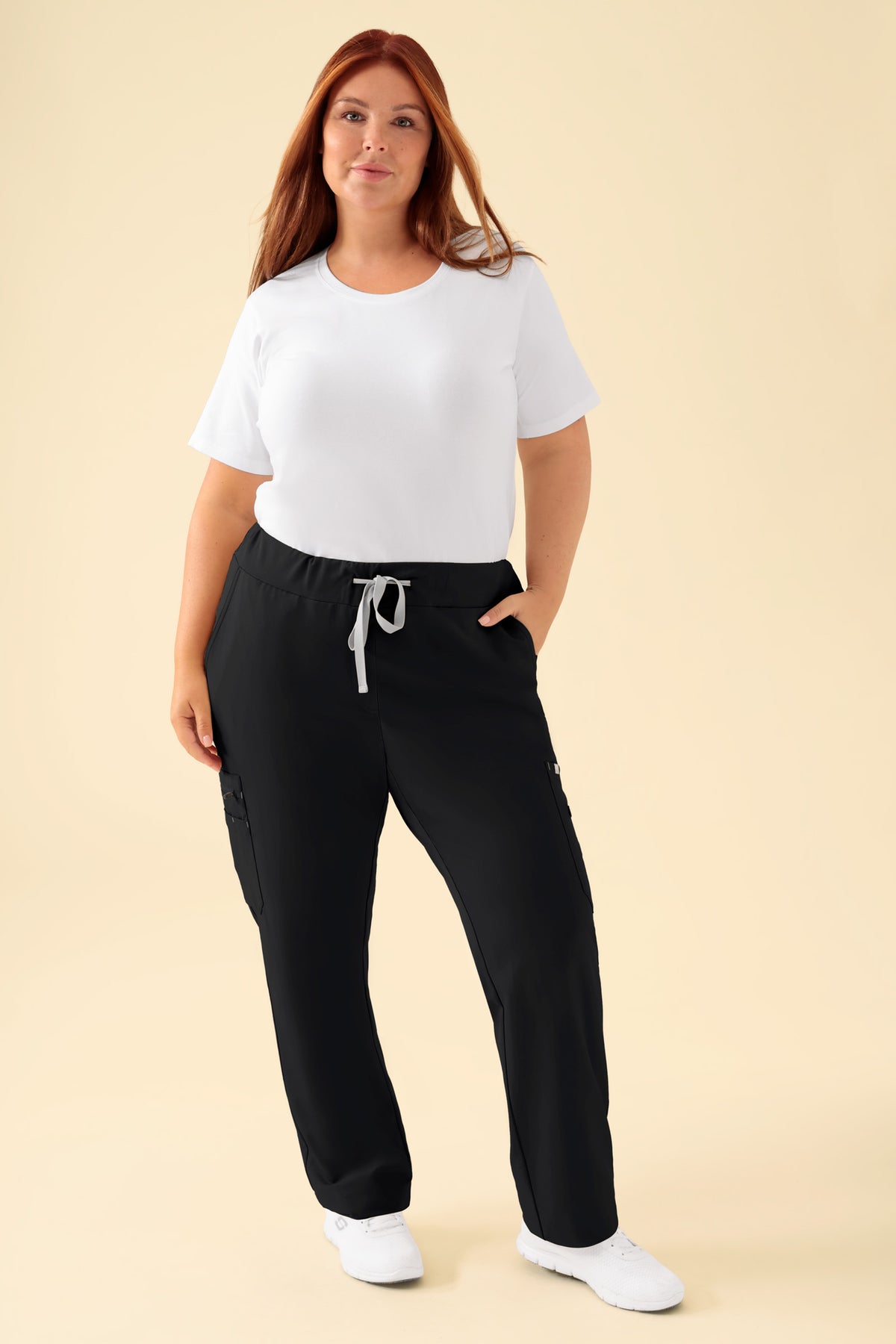 KAERE Hose Damen - gerader Saum mit Beintaschen schwarz, Vorderansicht Das Model ist 173 cm groß und trägt Größe XL
