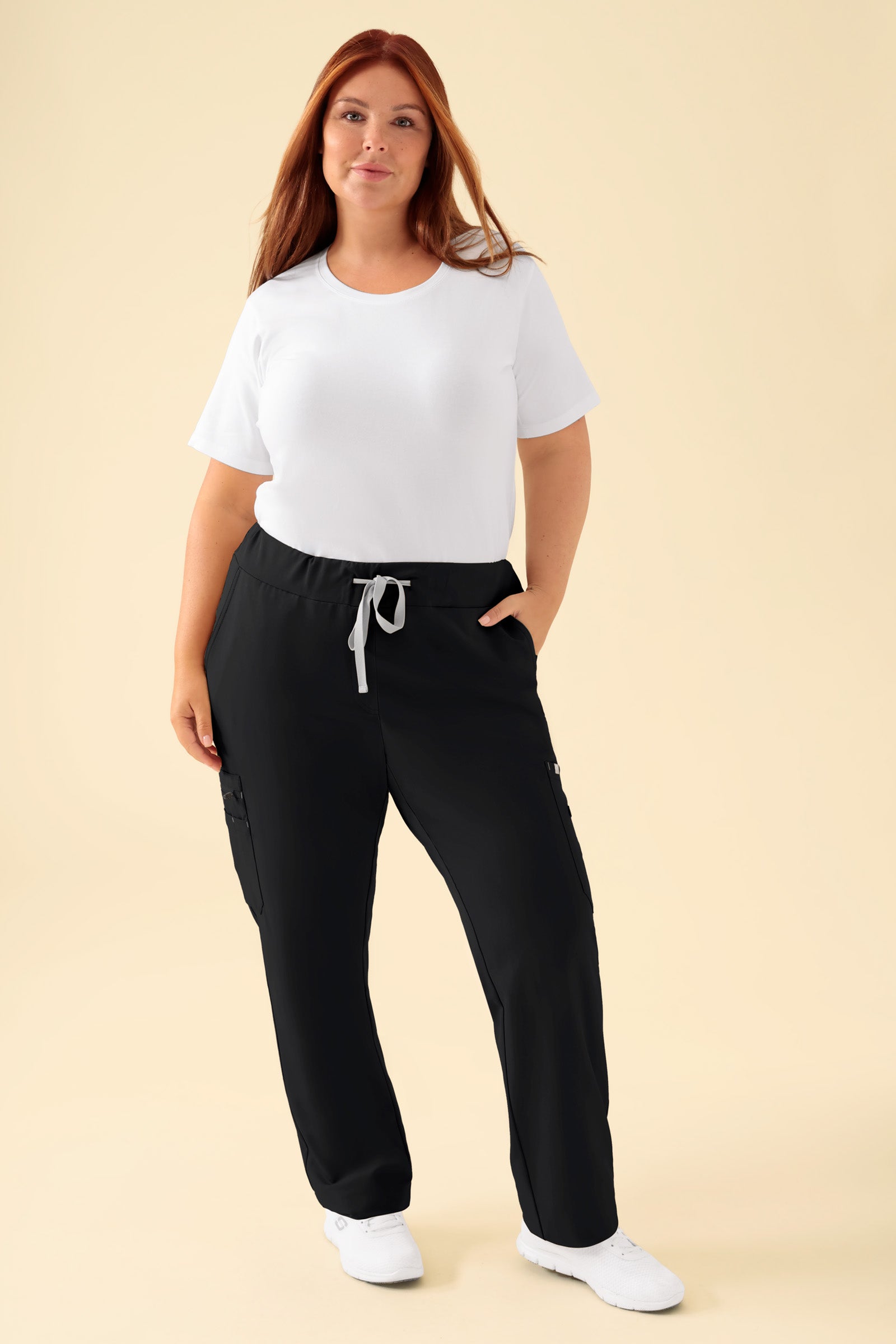 KAERE Hose Damen - gerader Saum mit Beintaschen schwarz, Vorderansicht Das Model ist 173 cm groß und trägt Größe XL
