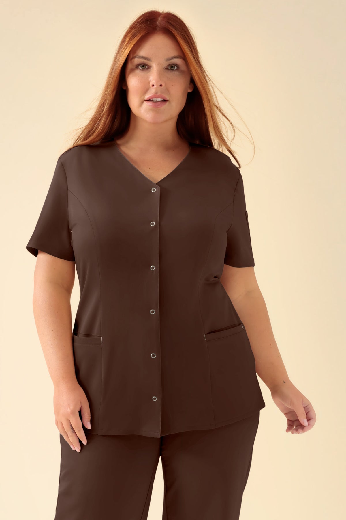KAERE Kasack Damen - durchgeknöpft coffee, Vorderansicht Das Model ist 173 cm groß und trägt Größe XL