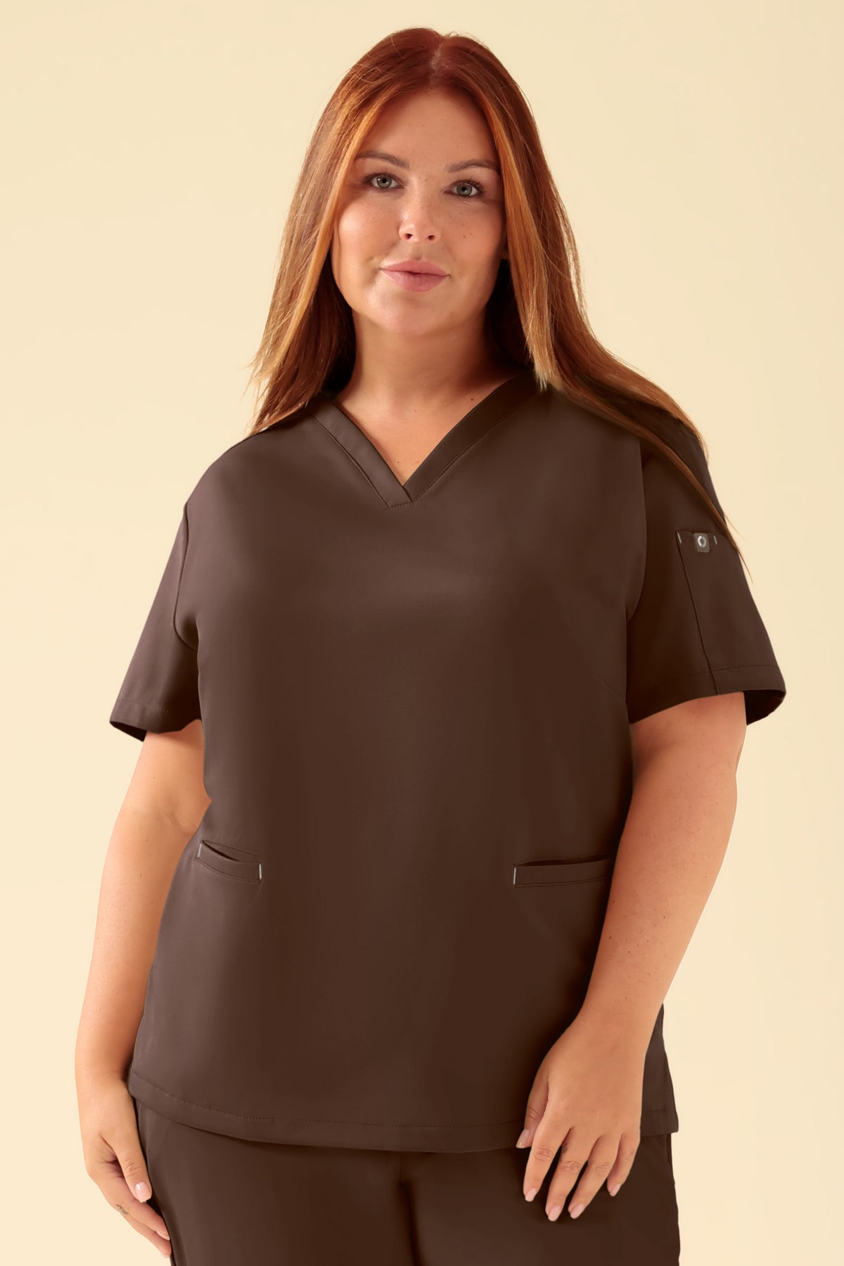 KAERE Schlupfkasack Damen - V-Ausschnitt coffee, Vorderansicht Das Model ist 173 cm groß und trägt Größe XL