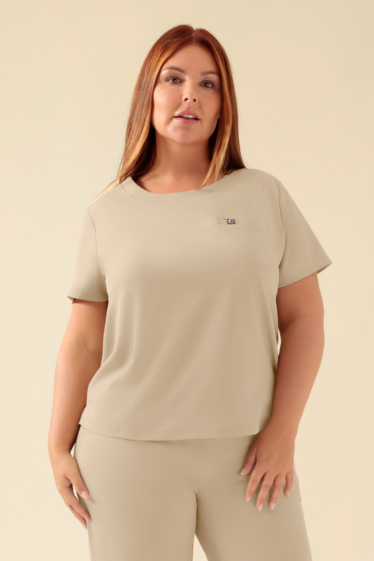KAERE Shirt Damen - Rundhalsausschnitt sand, Vorderansicht Das Model ist 173 cm groß und trägt Größe XL
