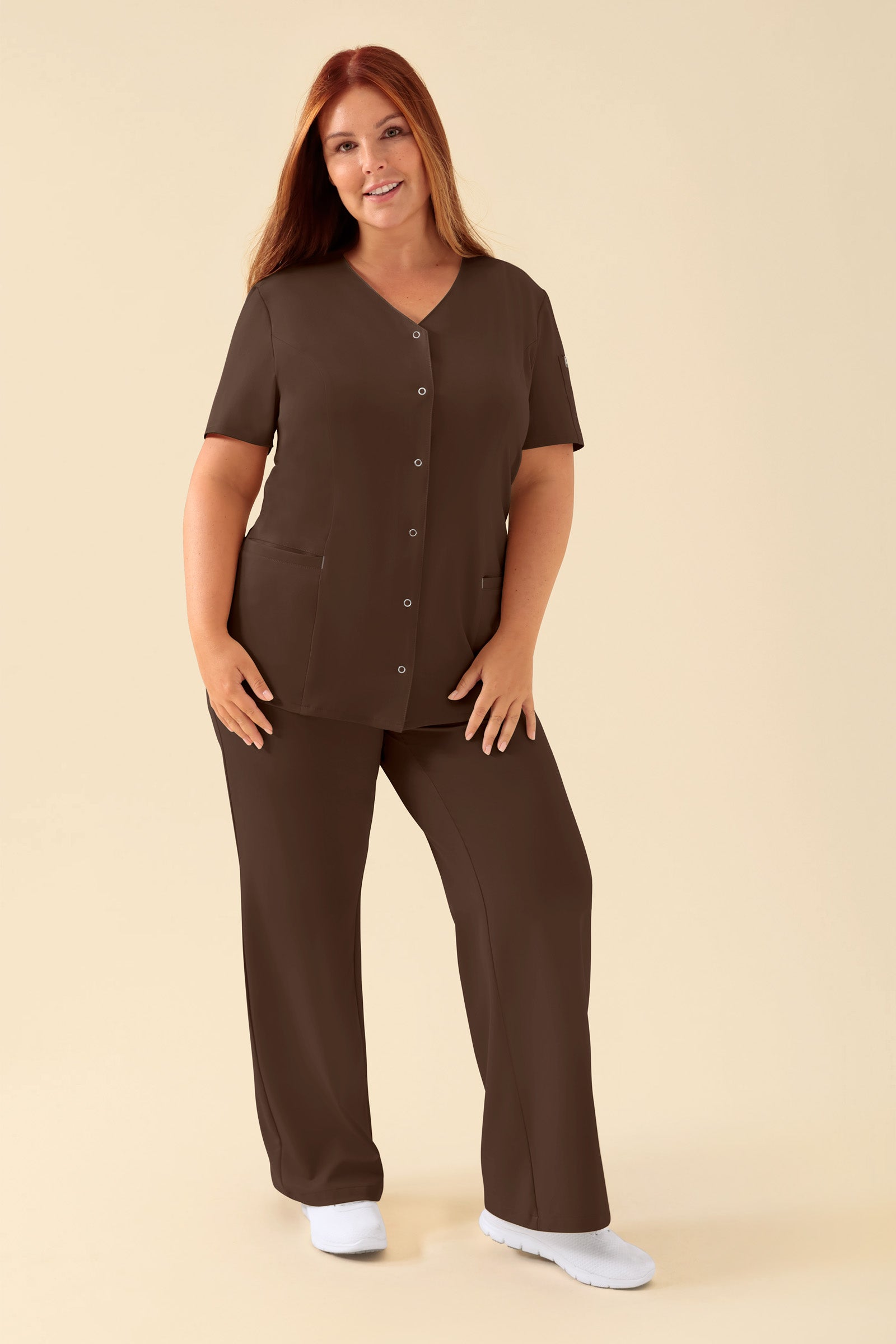 KAERE Kasack Damen - durchgeknöpft coffee, Vorderansicht Das Model ist 173 cm groß und trägt Größe XL