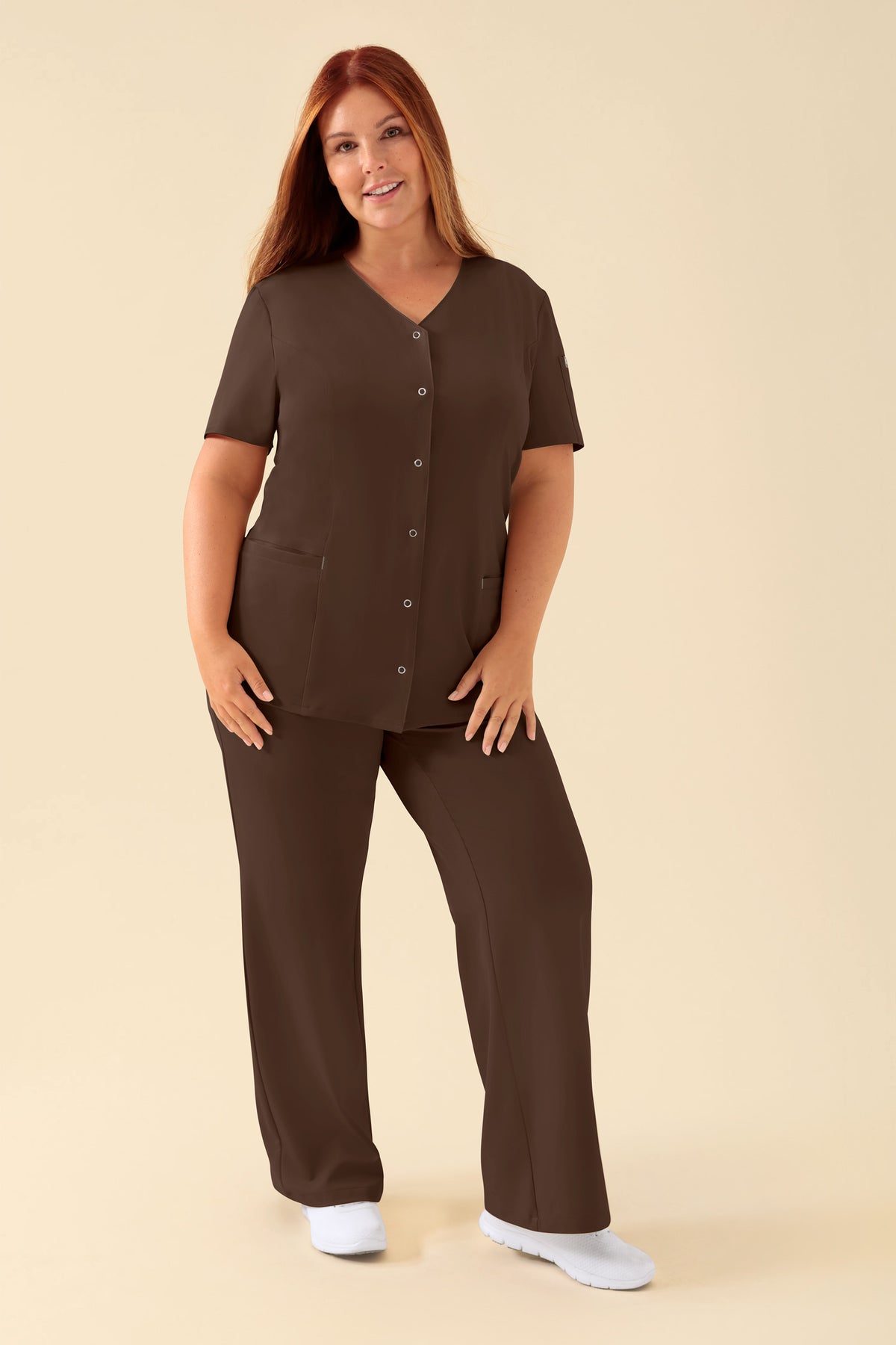 KAERE Kasack Damen - durchgeknöpft coffee, Vorderansicht Das Model ist 173 cm groß und trägt Größe XL