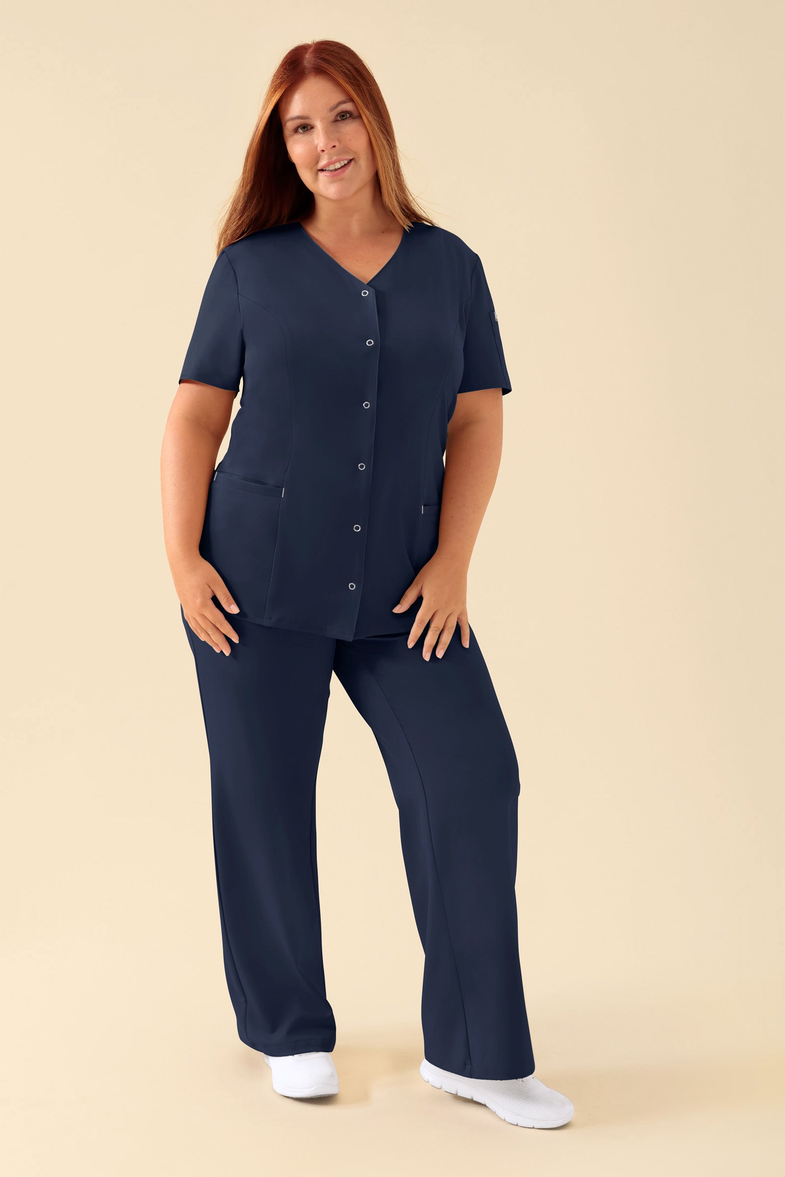 KAERE Kasack Damen - durchgeknöpft navy, Vorderansicht Das Model ist 173 cm groß und trägt Größe XL