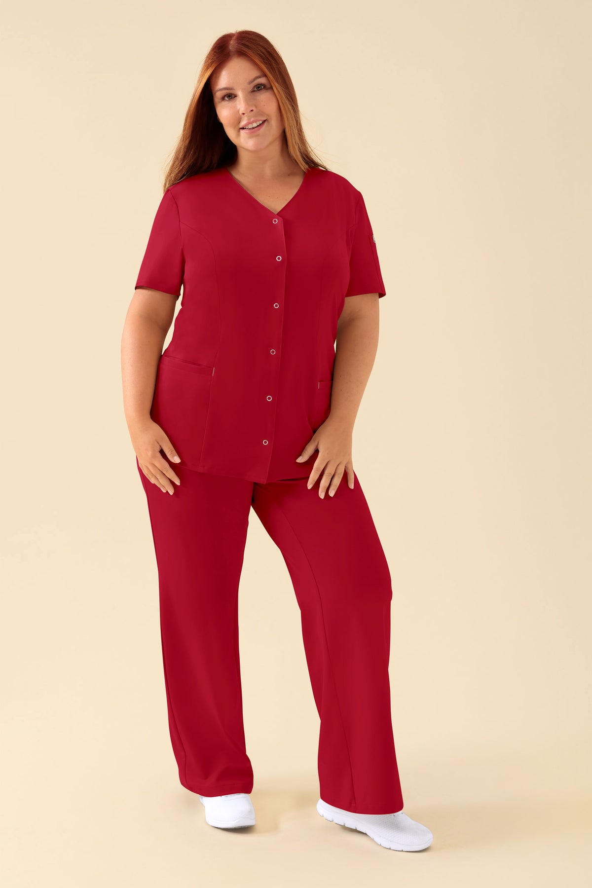 KAERE Kasack Damen - durchgeknöpft rot, Vorderansicht Das Model ist 173 cm groß und trägt Größe XL