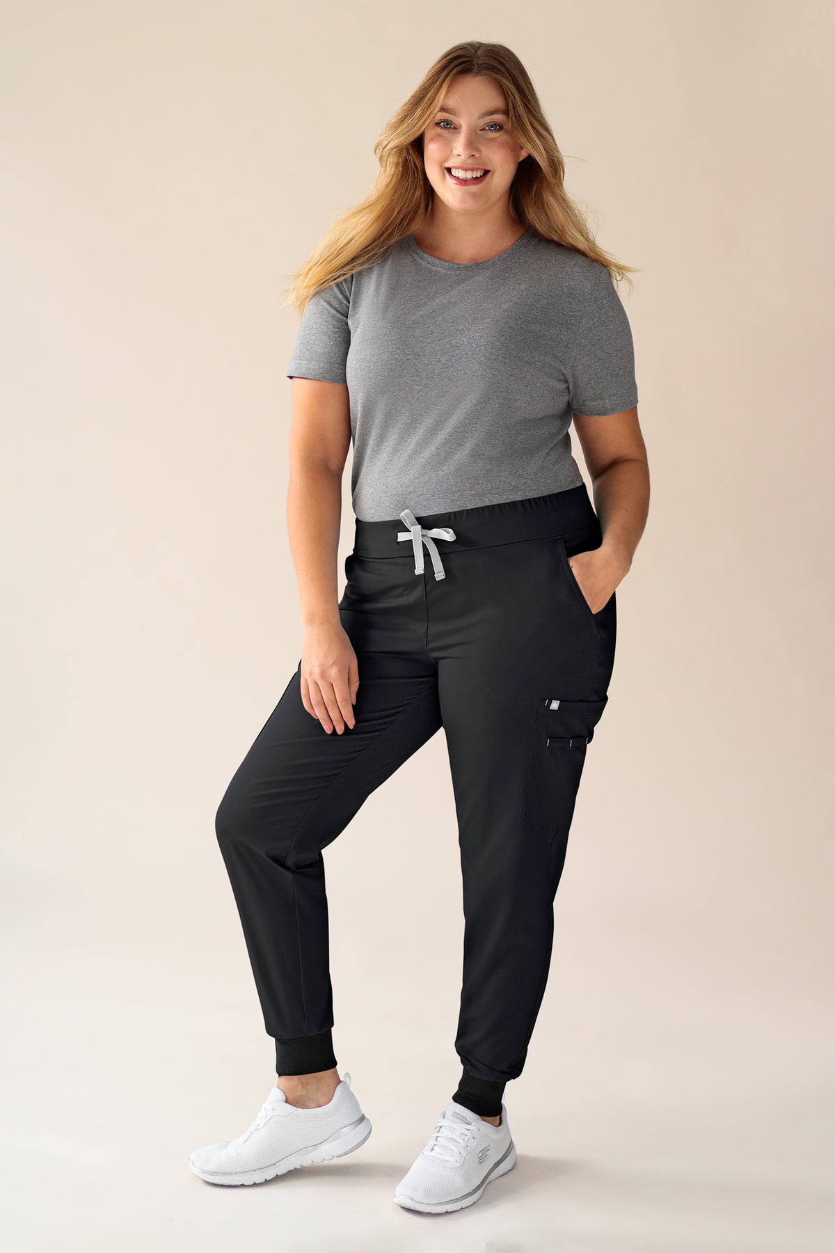 KAERE Hose Damen - Saumbündchen mit Beintaschen schwarz, Vorderansicht Das Model ist 174 cm groß und trägt Größe XL