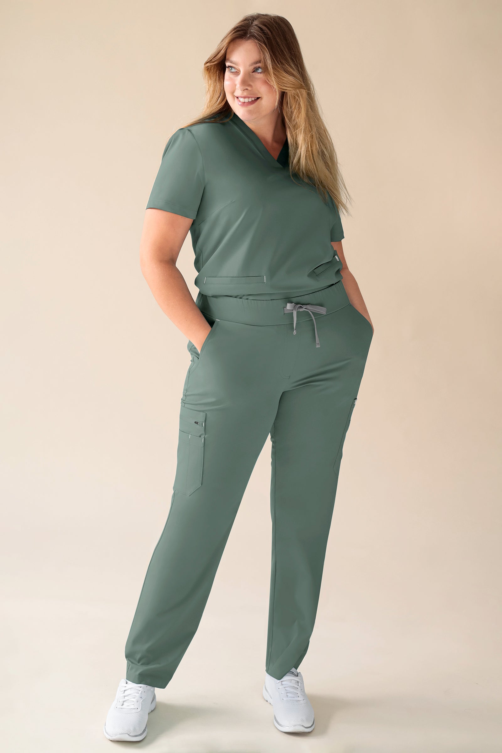 KAERE Schlupfkasack Damen - V-Ausschnitt dunkelgrün, Vorderansicht Das Model ist 174 cm groß und trägt Größe XL