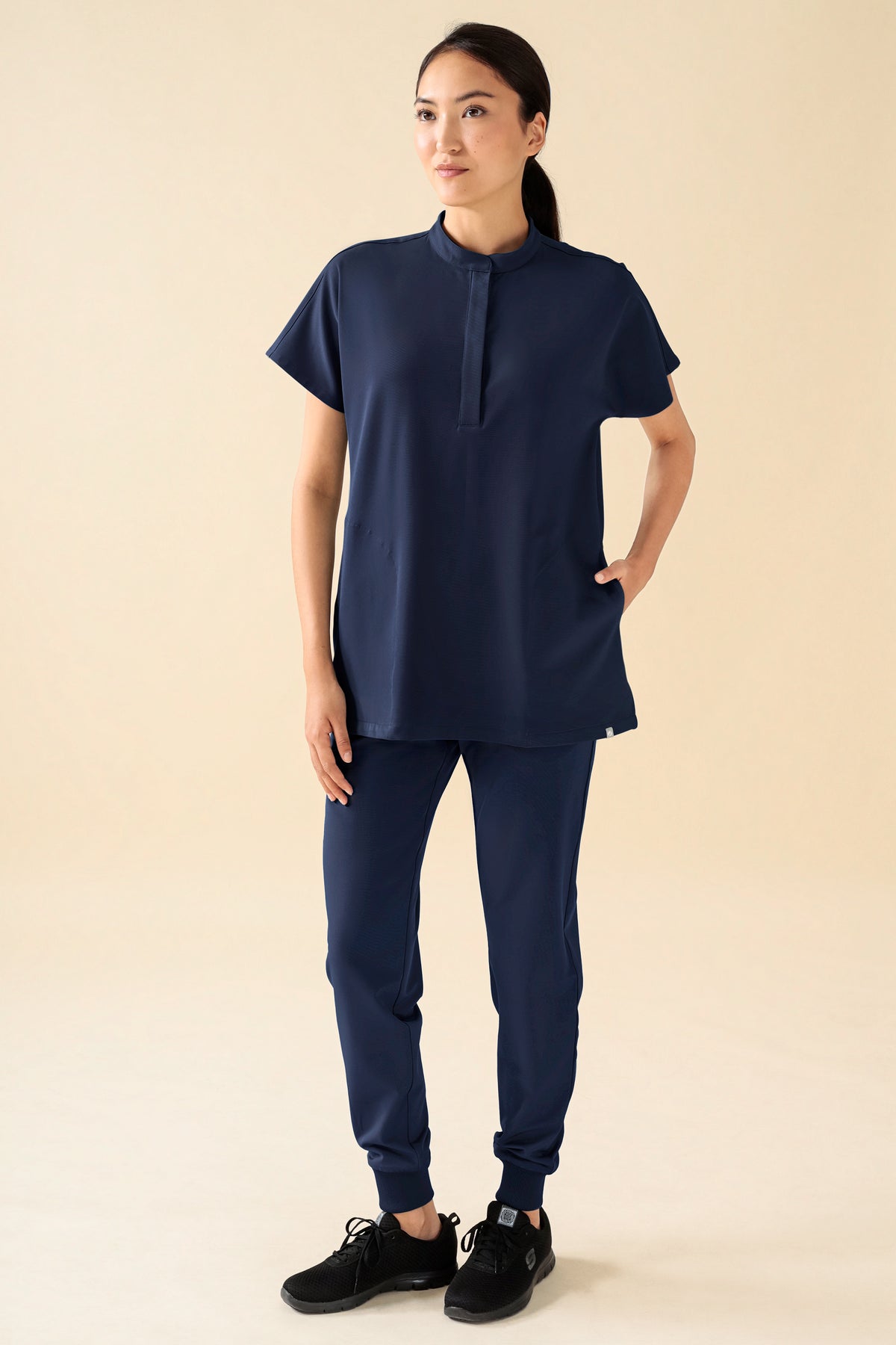 KAERE Hose Damen - Saumbündchen ohne Beintaschen navy, Vorderansicht Das Model ist 175 cm groß und trägt Größe S