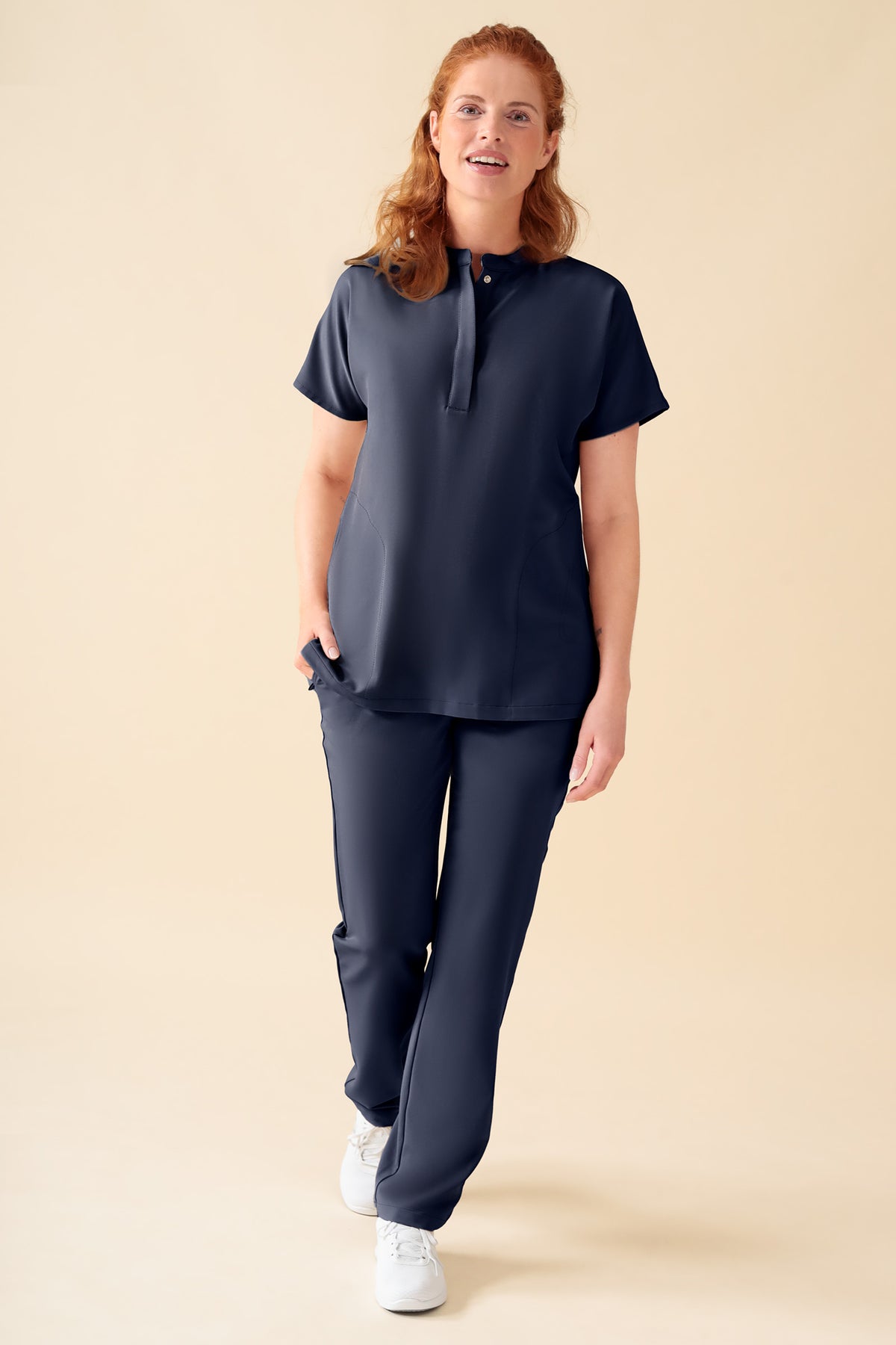 KAERE Hose Damen - gerader Saum ohne Beintaschen navy, Vorderansicht Das Model ist 175 cm groß und trägt Größe S