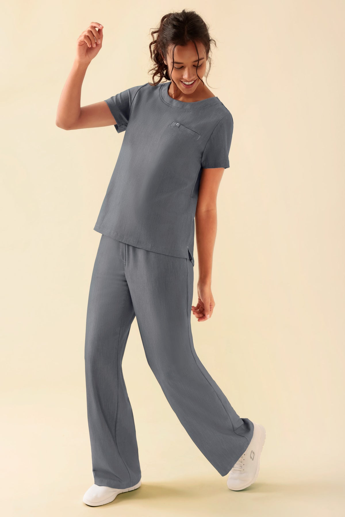 KAERE Shirt Damen - Rundhalsausschnitt grau melange, Vorderansicht Das Model ist 176 cm groß und trägt Größe S