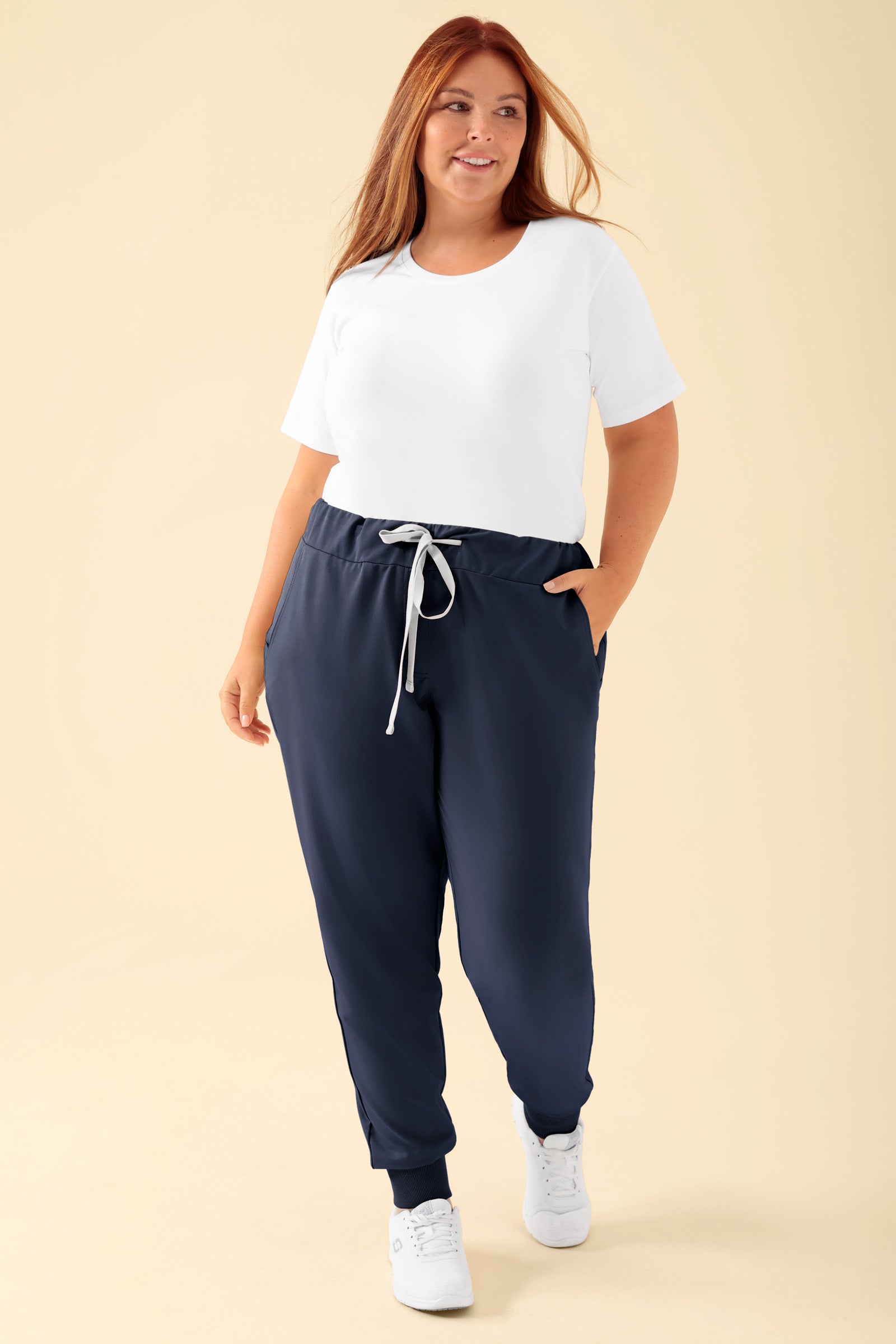 KAERE Hose Damen - Saumbündchen ohne Beintaschen navy, Vorderansicht Das Model ist 173 cm groß und trägt Größe XL