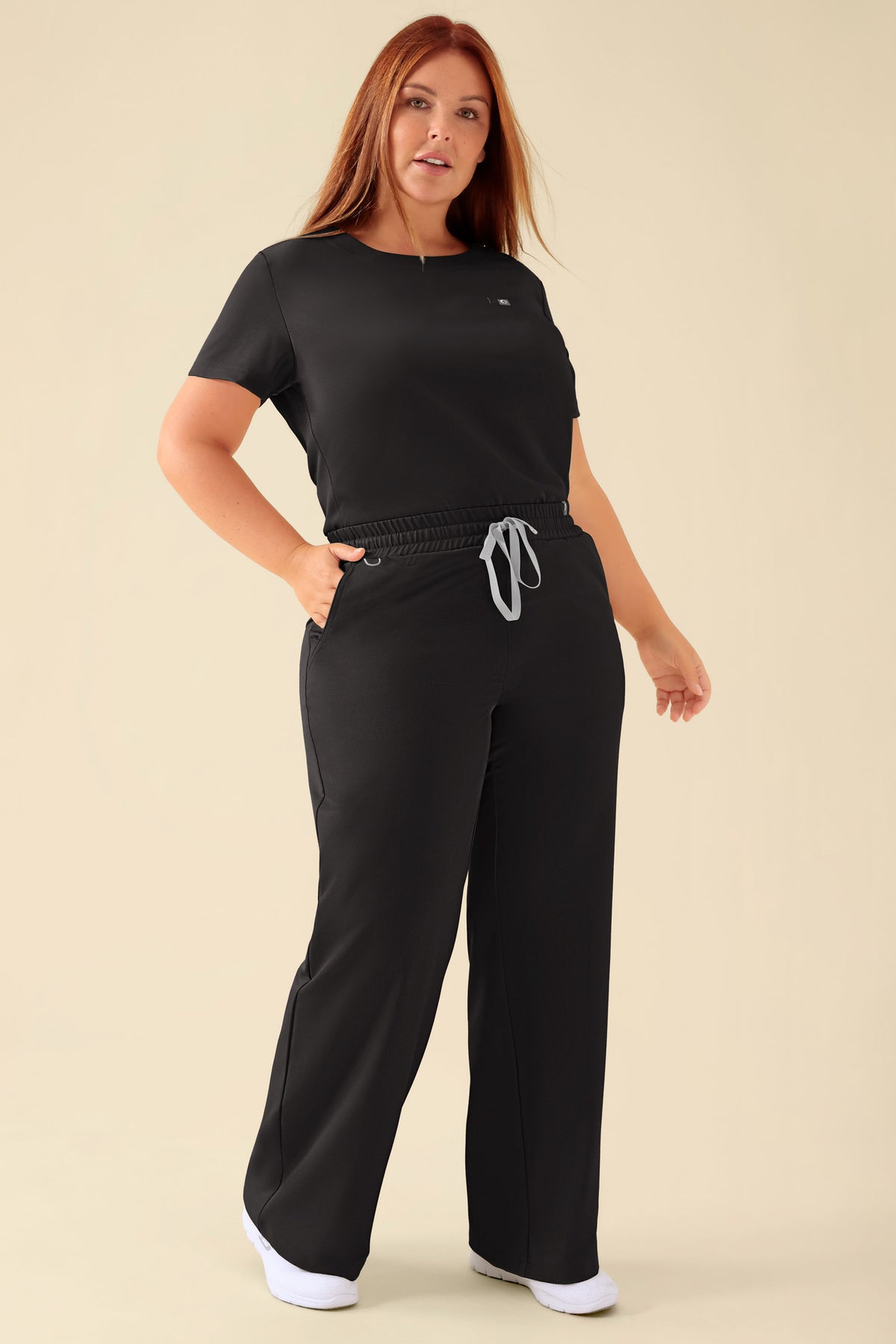 KAERE Hose Damen - weites Bein schwarz, Vorderansicht Das Model ist 173 cm groß und trägt Größe XL