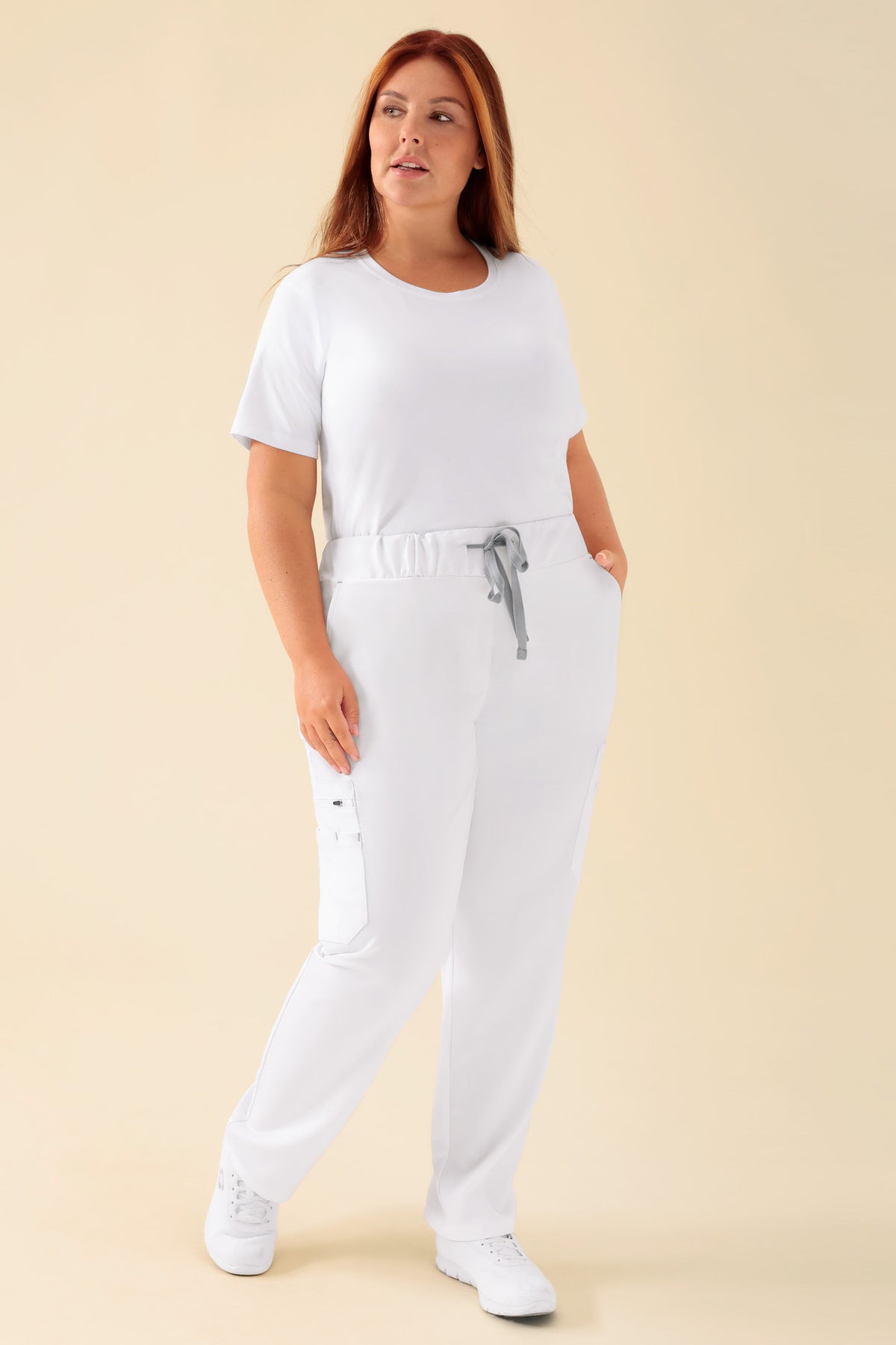 KAERE Hose Damen - gerader Saum mit Beintaschen weiß, Vorderansicht Das Model ist 173 cm groß und trägt Größe XL