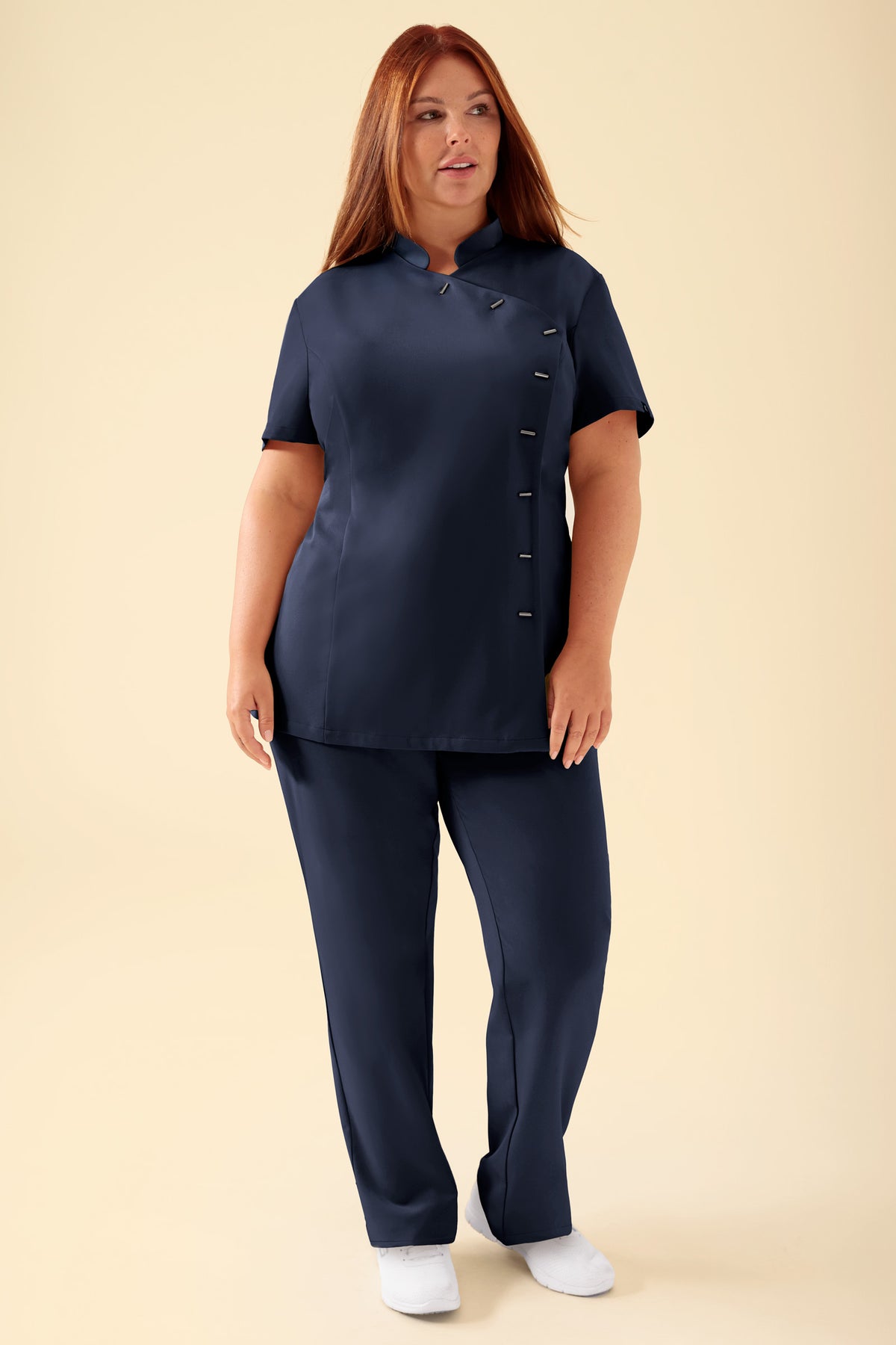 KAERE Kasack Damen - asymmetrische Knopfleiste navy, Vorderansicht Das Model ist 173 cm groß und trägt Größe XL