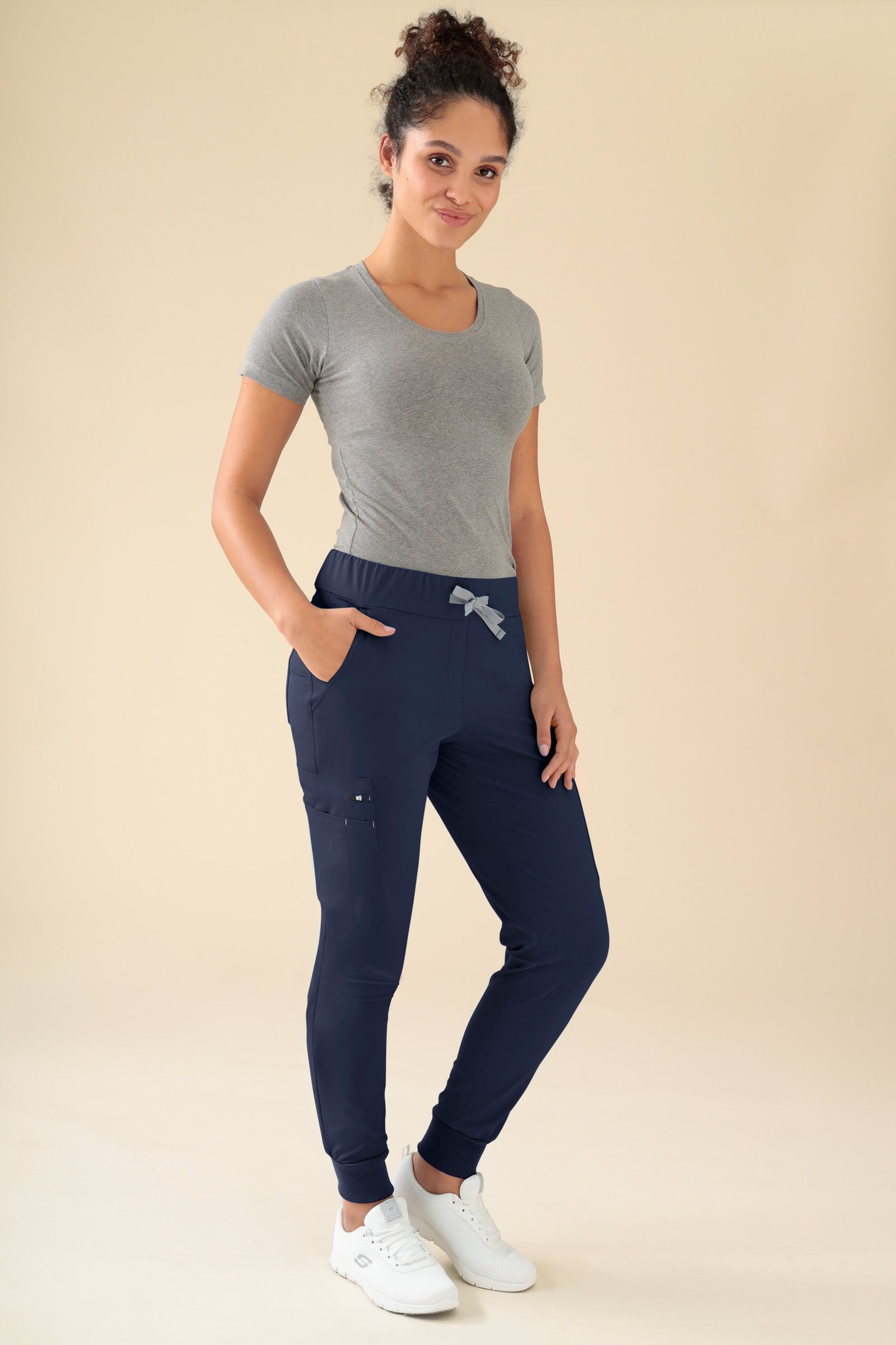 KAERE Hose Damen - Saumbündchen mit Beintaschen navy, Vorderansicht Das Model ist 176 cm groß und trägt Größe S