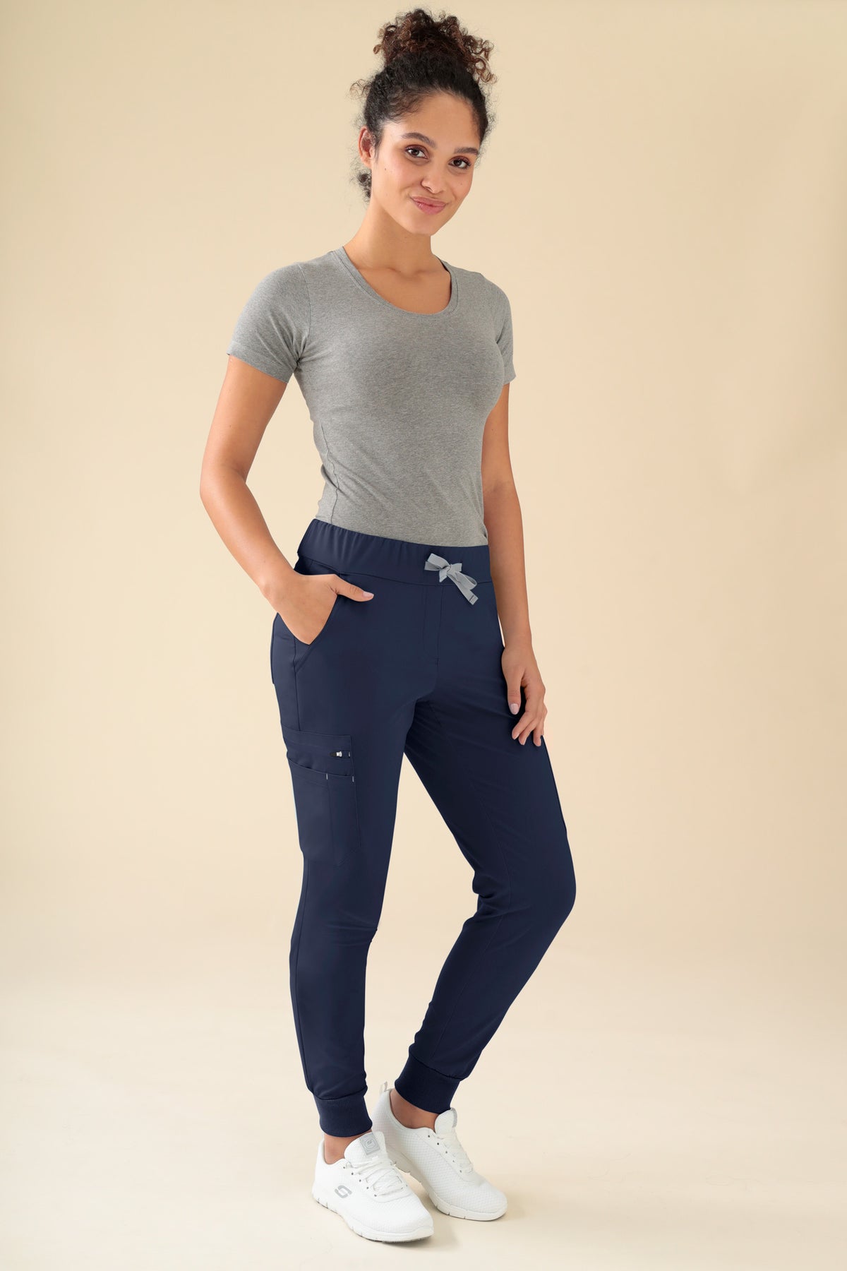 KAERE Hose Damen - Saumbündchen mit Beintaschen navy, Vorderansicht Das Model ist 176 cm groß und trägt Größe S