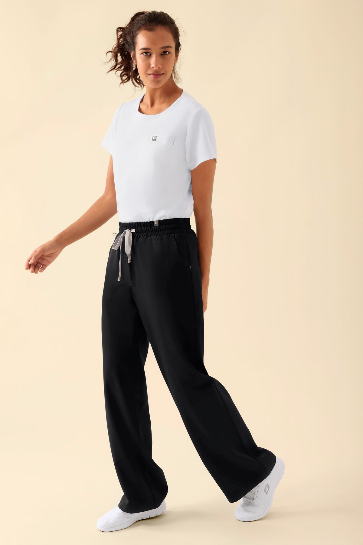 KAERE Hose Damen - weites Bein schwarz, Vorderansicht Das Model ist 176 cm groß und trägt Größe S