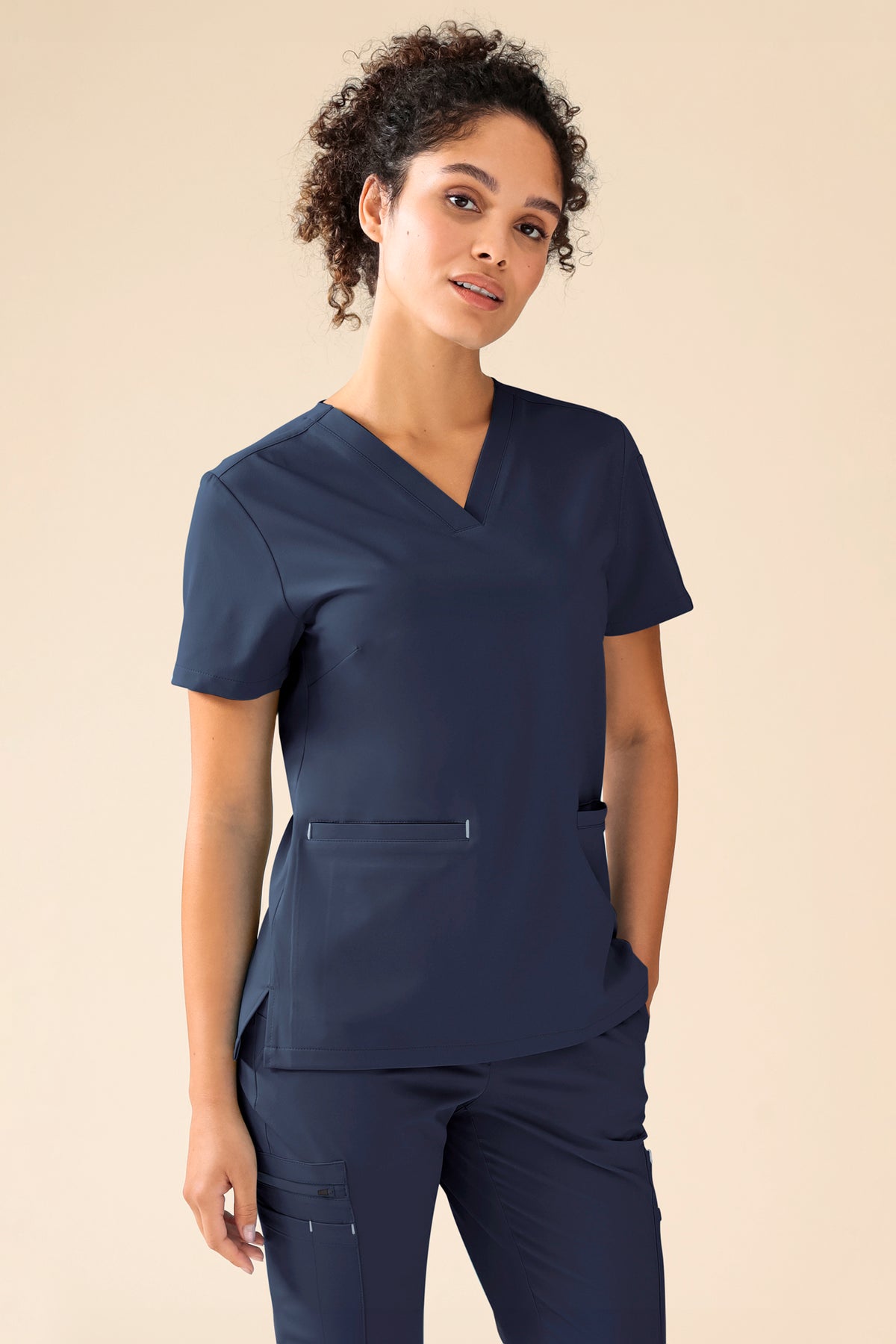 KAERE Schlupfkasack Damen - V-Ausschnitt navy, Vorderansicht Das Model ist 176 cm groß und trägt Größe S