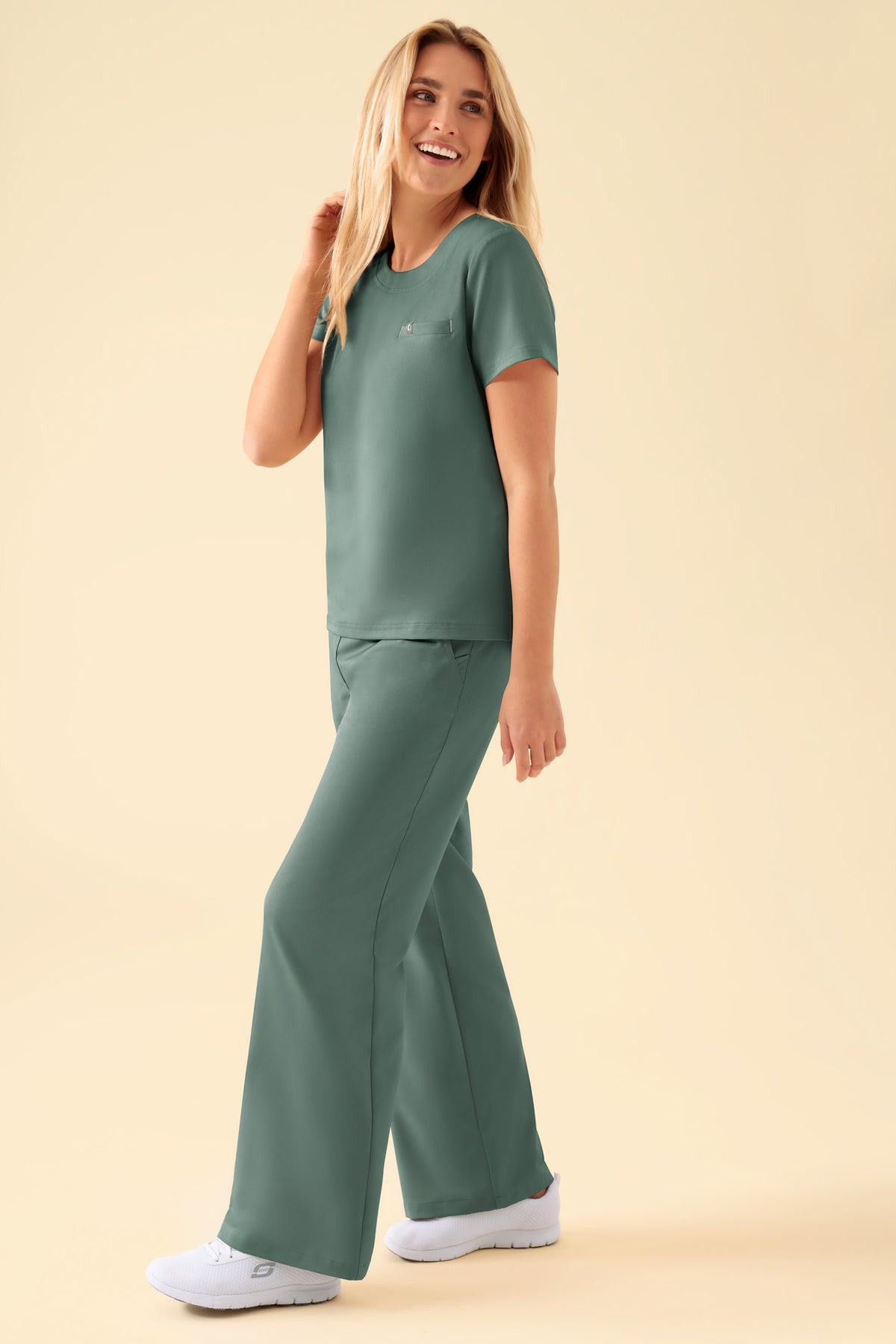 KAERE Shirt Damen - Rundhalsausschnitt dunkelgrün, Vorderansicht Das Model ist 177 cm groß und trägt Größe S