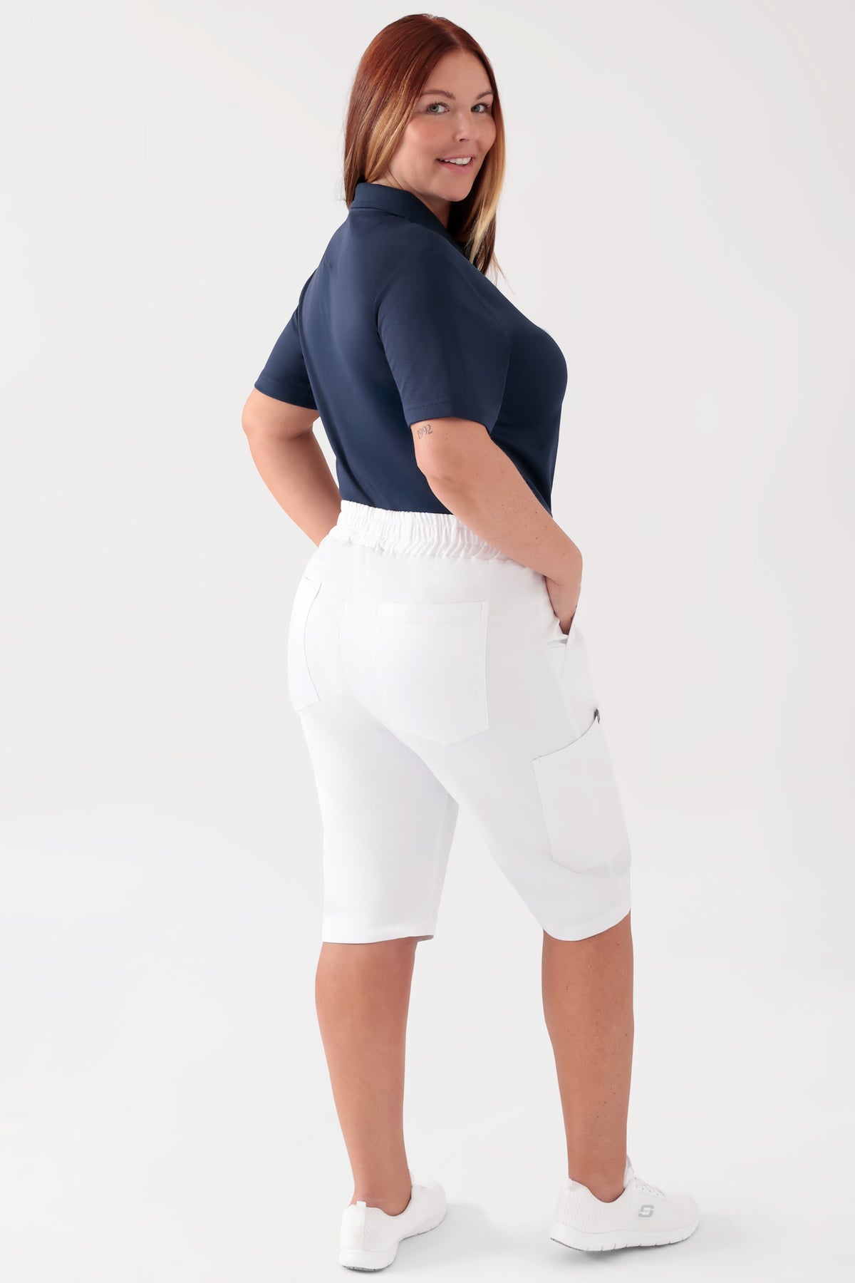 COMFY FLEX Stretch Hose Unisex - Bermuda weiß, Rückansicht Das Model ist 173 cm groß und trägt Größe L
