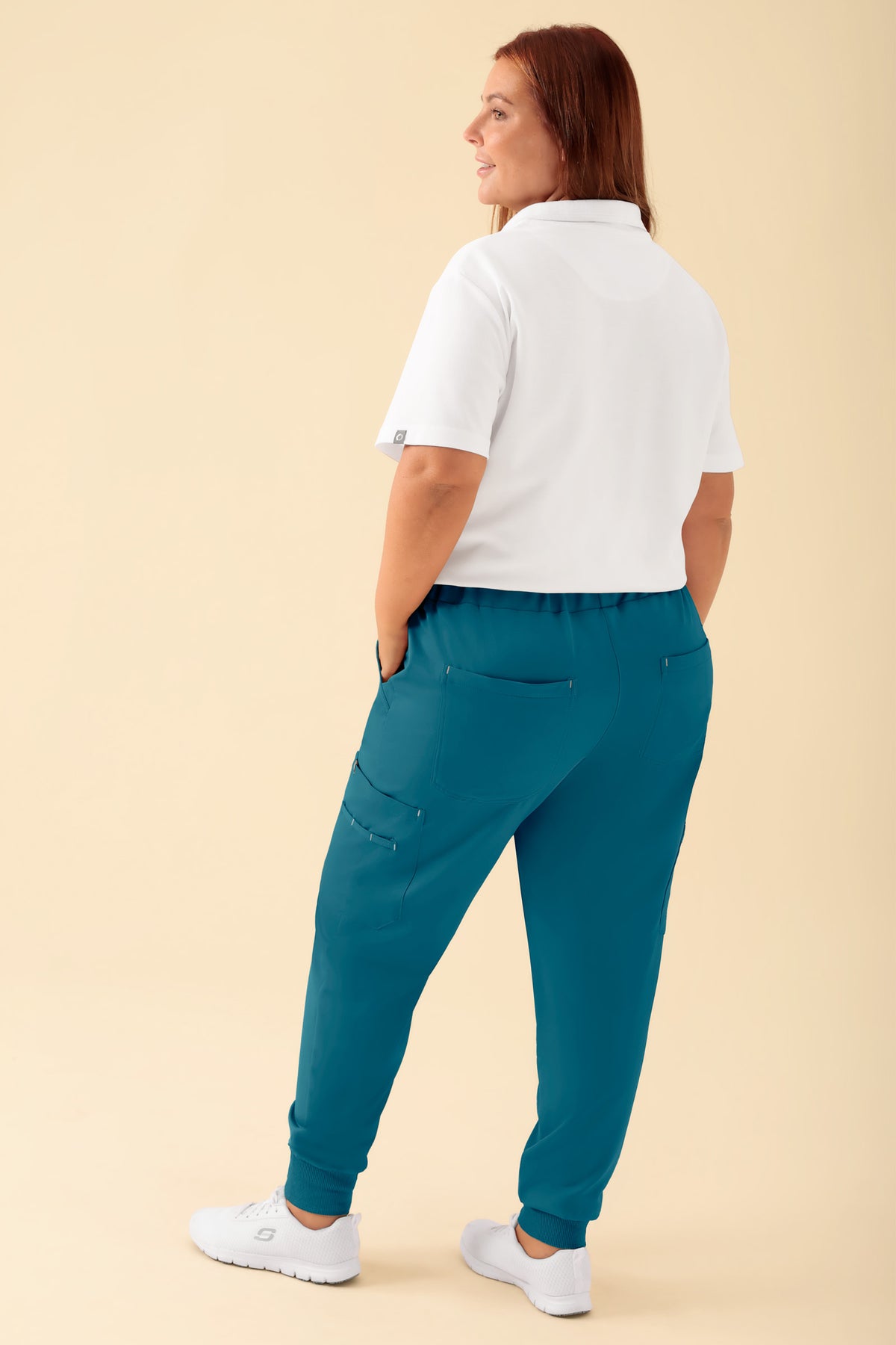 KAERE Hose Damen - Saumbündchen mit Beintaschen petrol, Rückansicht Das Model ist 173 cm groß und trägt Größe XL