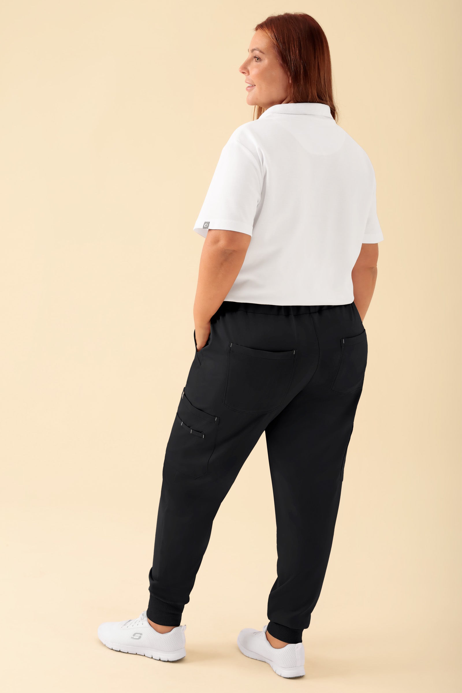 KAERE Hose Damen - Saumbündchen mit Beintaschen schwarz, Rückansicht Das Model ist 173 cm groß und trägt Größe XL