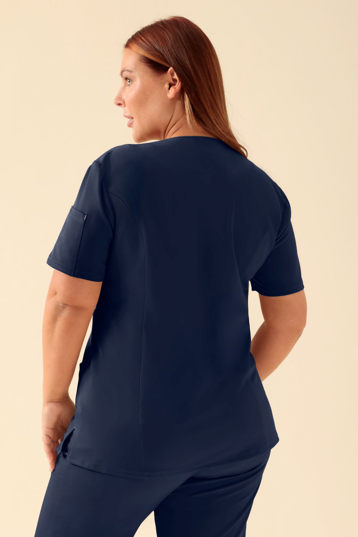 KAERE Kasack Damen - durchgeknöpft navy, Rückansicht Das Model ist 173 cm groß und trägt Größe XL
