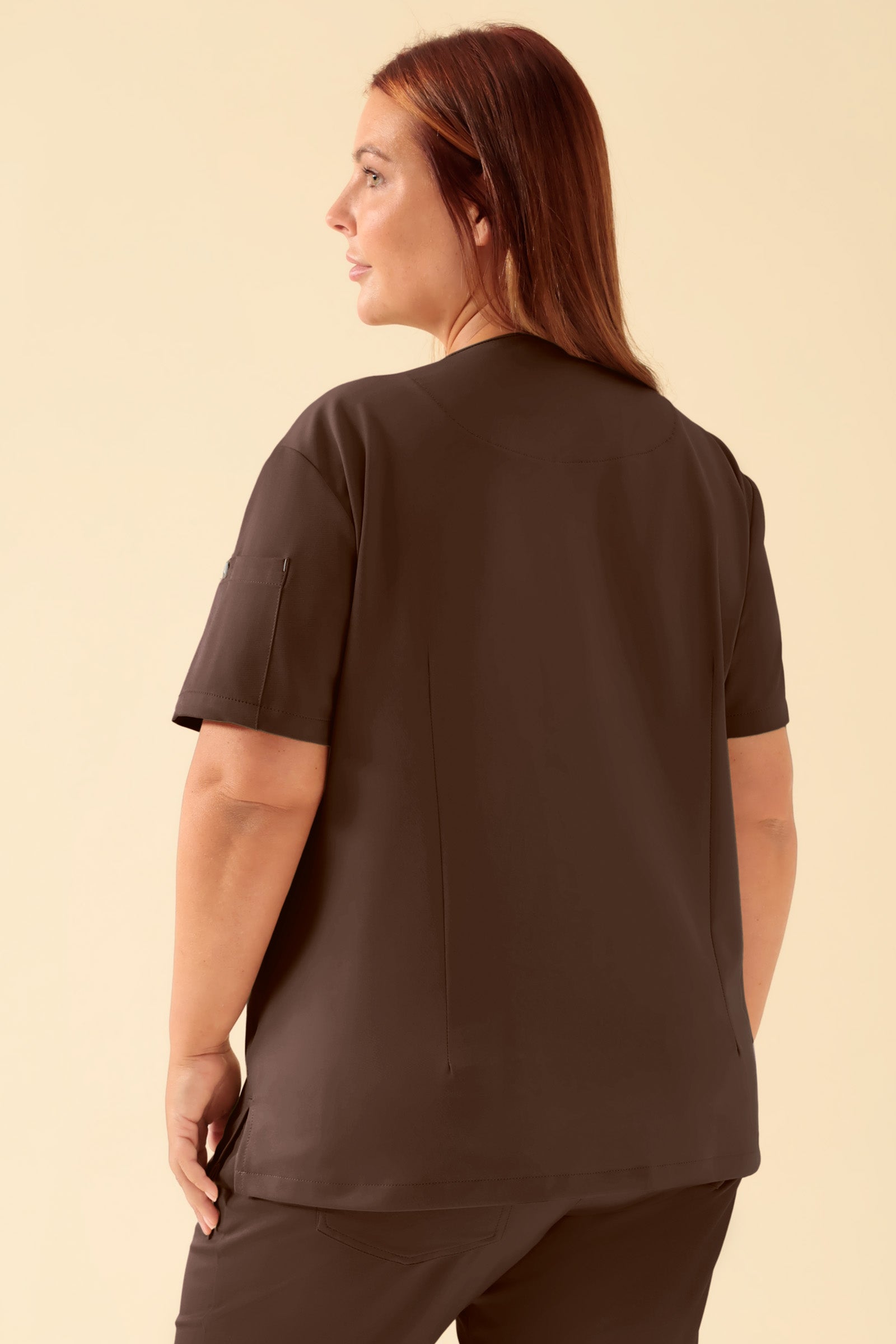 KAERE Schlupfkasack Damen - V-Ausschnitt coffee, Rückansicht Das Model ist 173 cm groß und trägt Größe XL