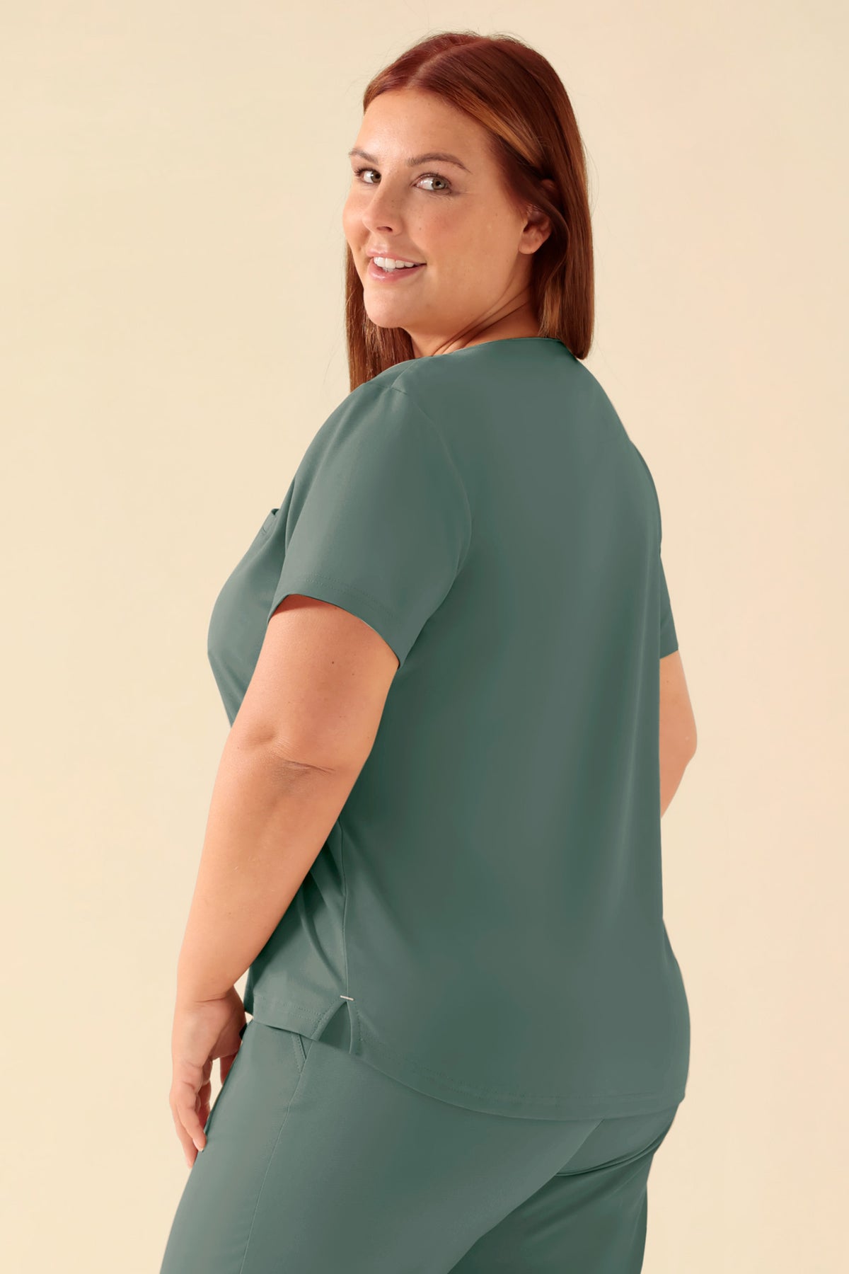 KAERE Shirt Damen - Rundhalsausschnitt dunkelgrün, Rückansicht Das Model ist 173 cm groß und trägt Größe XL