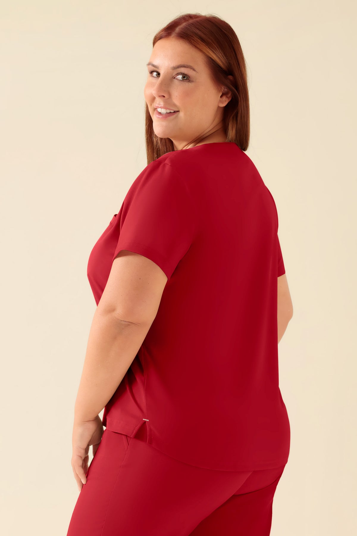 KAERE Shirt Damen - Rundhalsausschnitt rot, Rückansicht Das Model ist 173 cm groß und trägt Größe XL