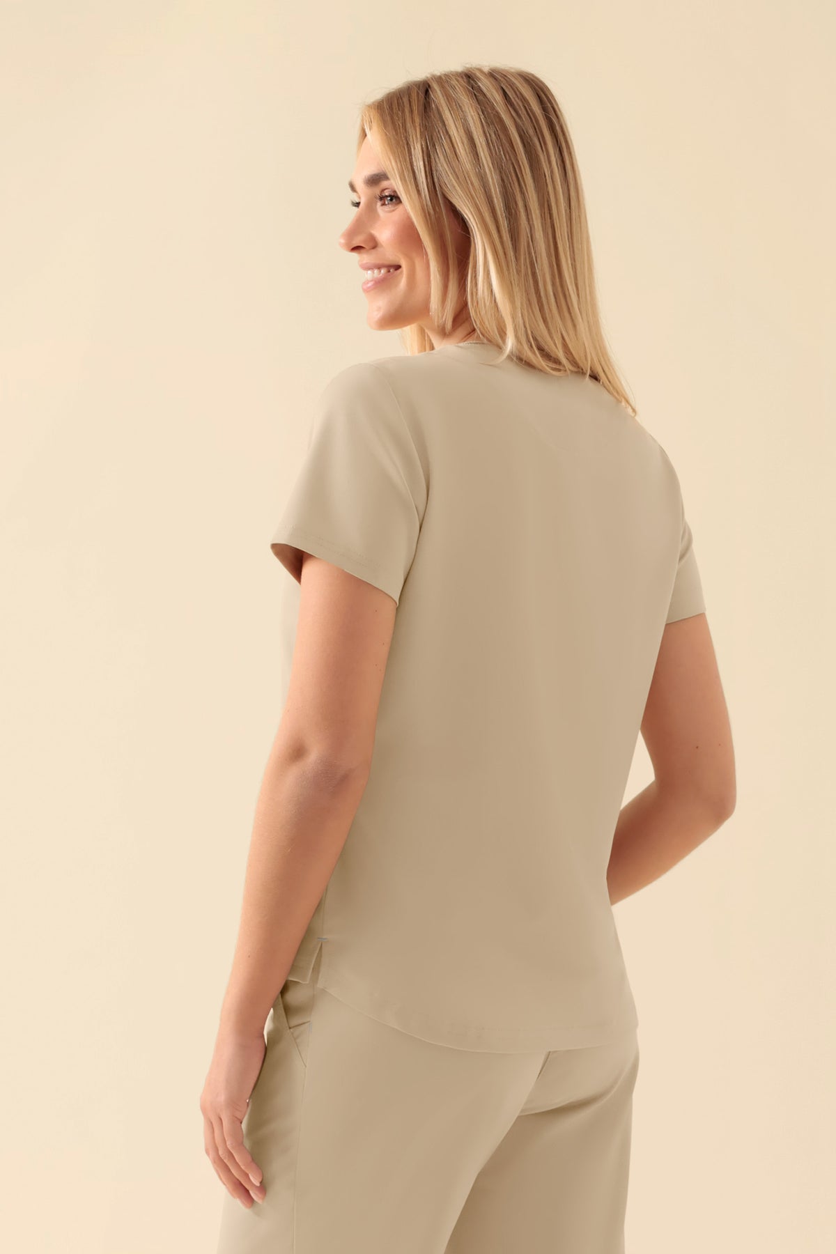 KAERE Shirt Damen - Rundhalsausschnitt sand, Rückansicht Das Model ist 177 cm groß und trägt Größe S