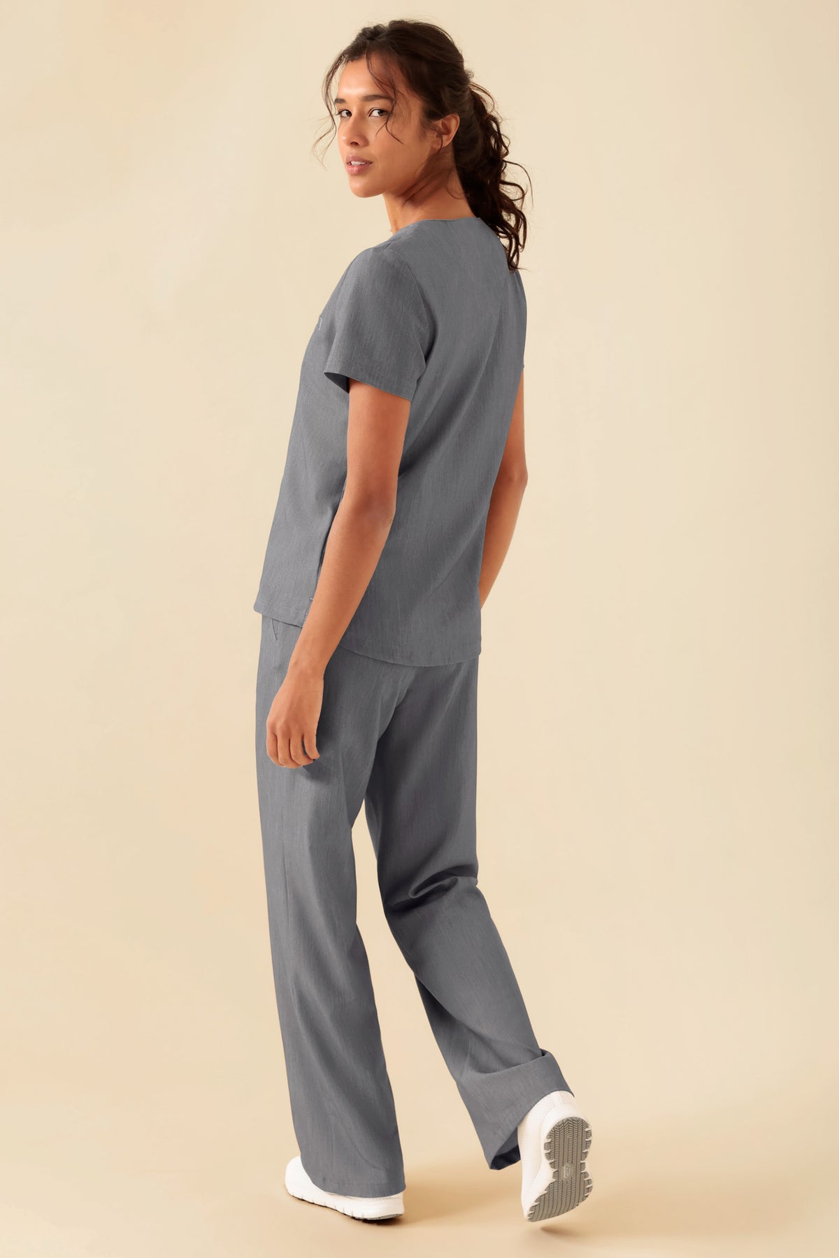 KAERE Shirt Damen - Rundhalsausschnitt grau melange, Rückansicht Das Model ist 176 cm groß und trägt Größe S