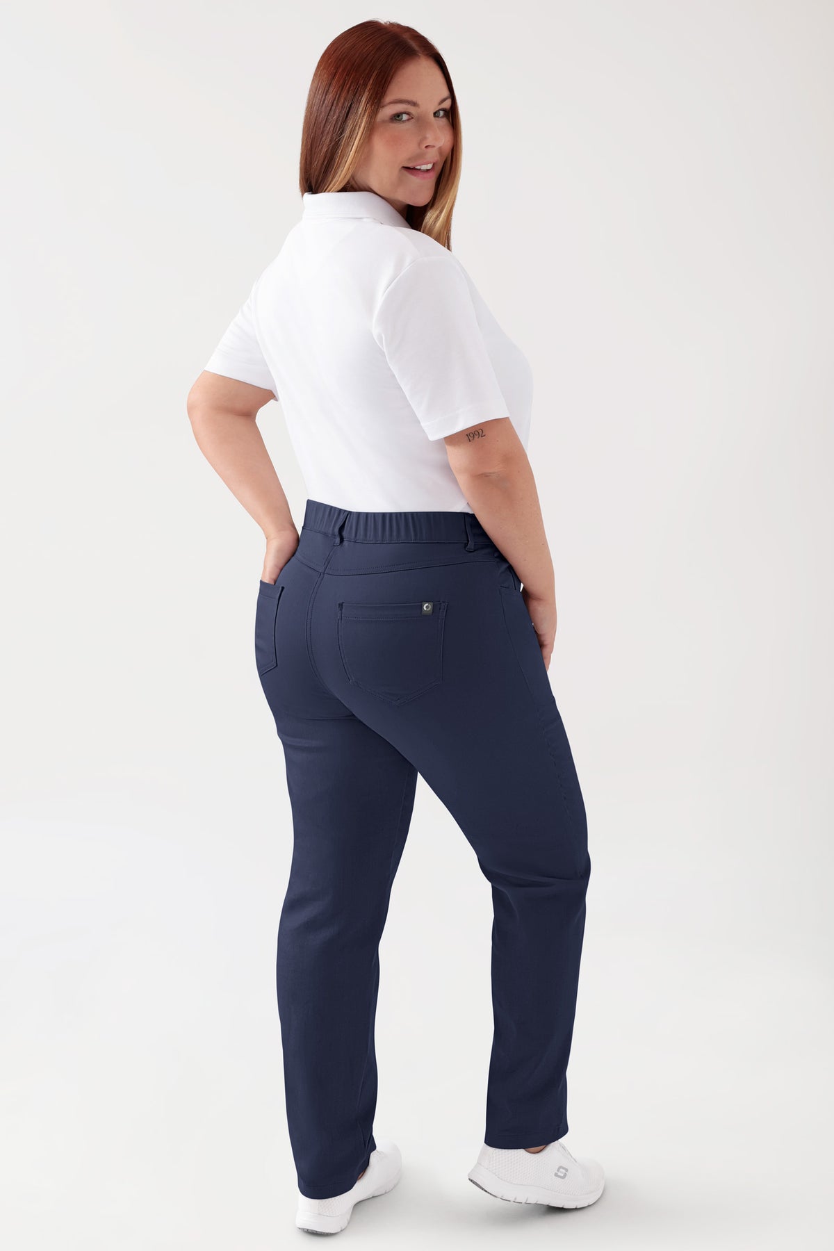 COMFY FLEX 5-Pocket Hose Damen - gerades Bein navy, Vorderansicht Das Model ist 173 cm groß und trägt Größe 46