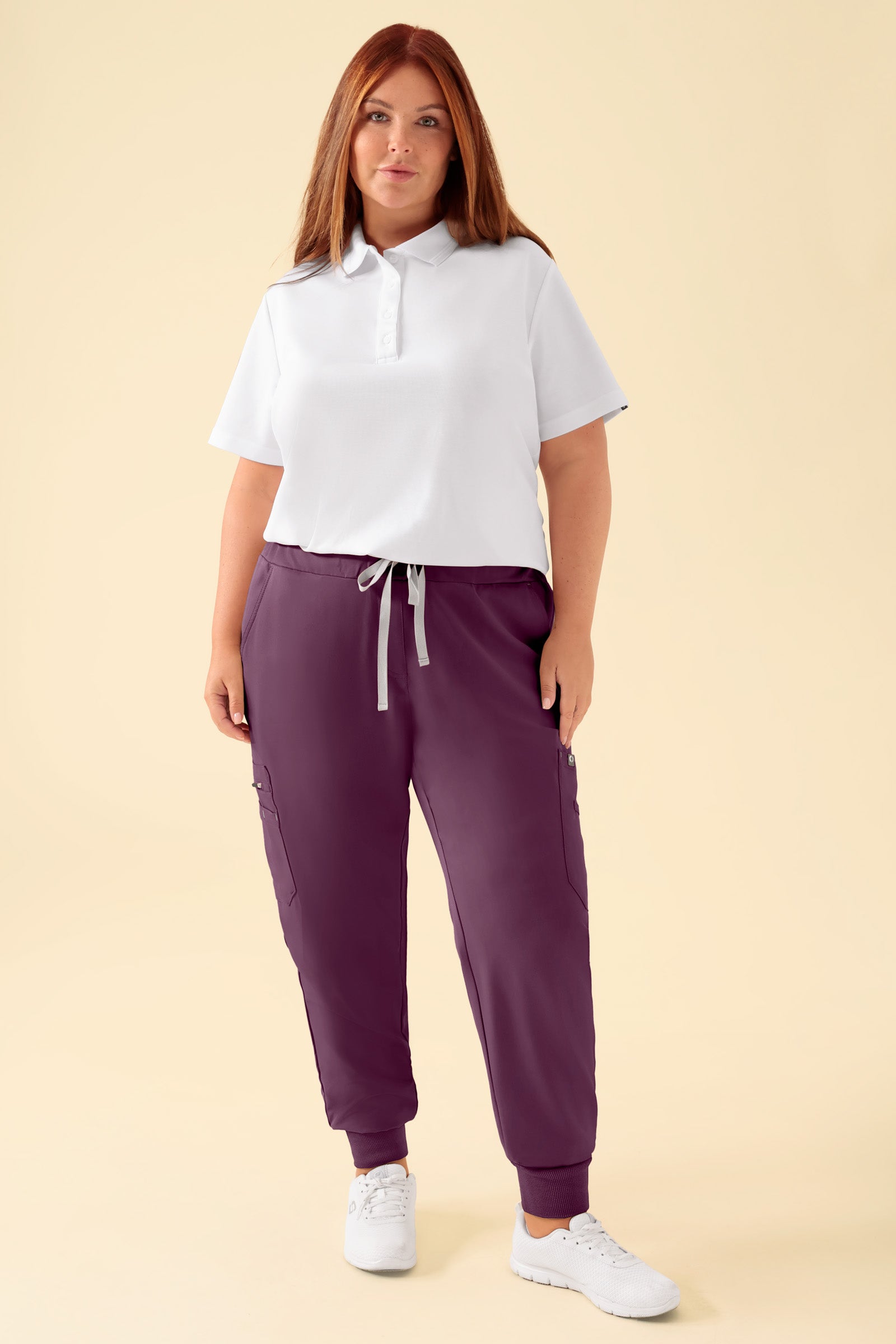 KAERE Hose Damen - Saumbündchen mit Beintaschen pflaume, Vorderansicht Das Model ist 173 cm groß und trägt Größe XL