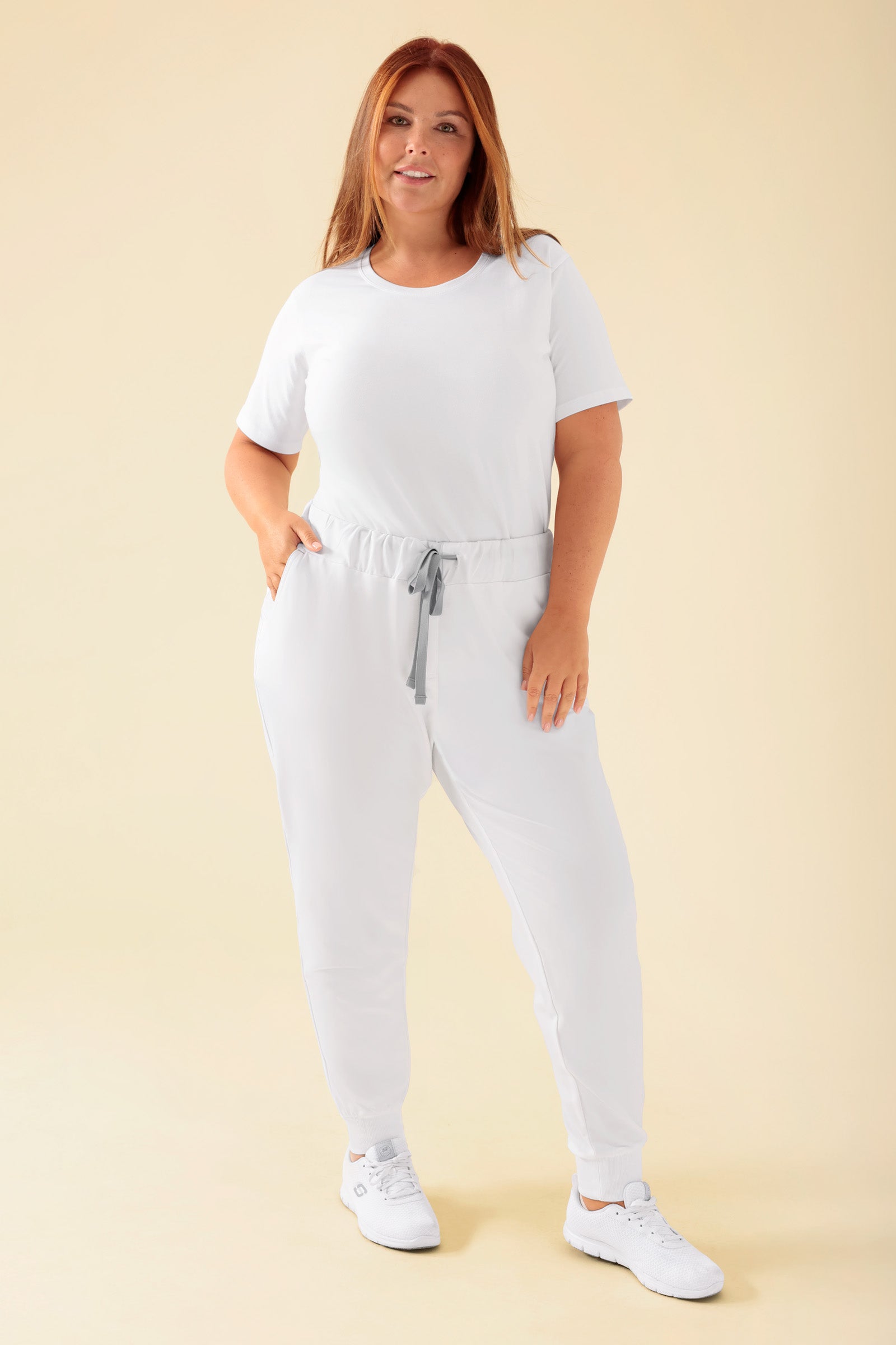 KAERE Hose Damen - Saumbündchen ohne Beintaschen weiß, Vorderansicht Das Model ist 173 cm groß und trägt Größe XL