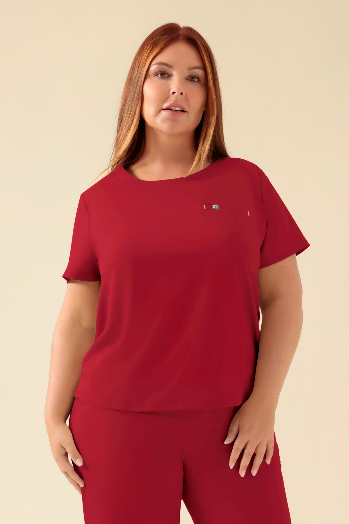 KAERE Shirt Damen - Rundhalsausschnitt rot, Vorderansicht Das Model ist 173 cm groß und trägt Größe XL