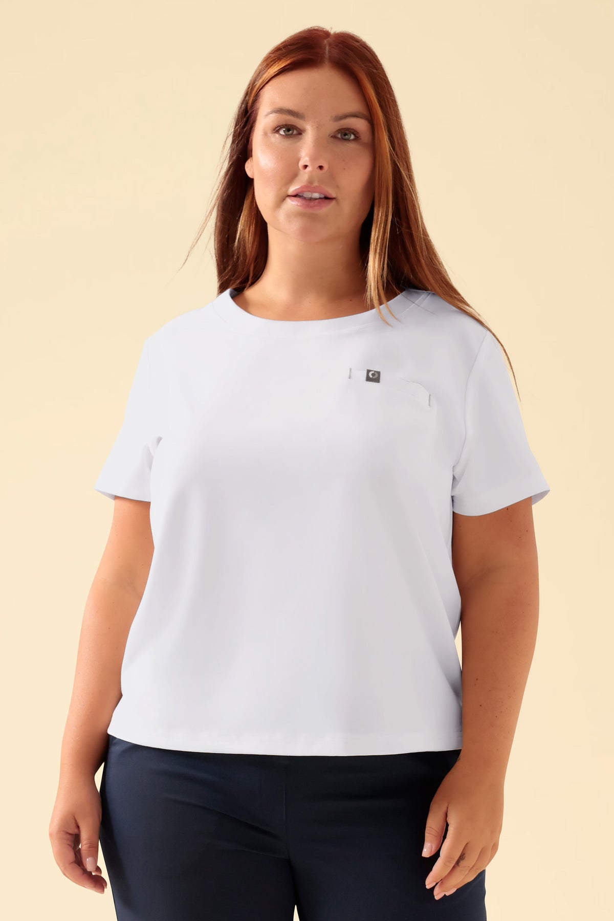 KAERE Shirt Damen - Rundhalsausschnitt weiß, Vorderansicht Das Model ist 173 cm groß und trägt Größe XL