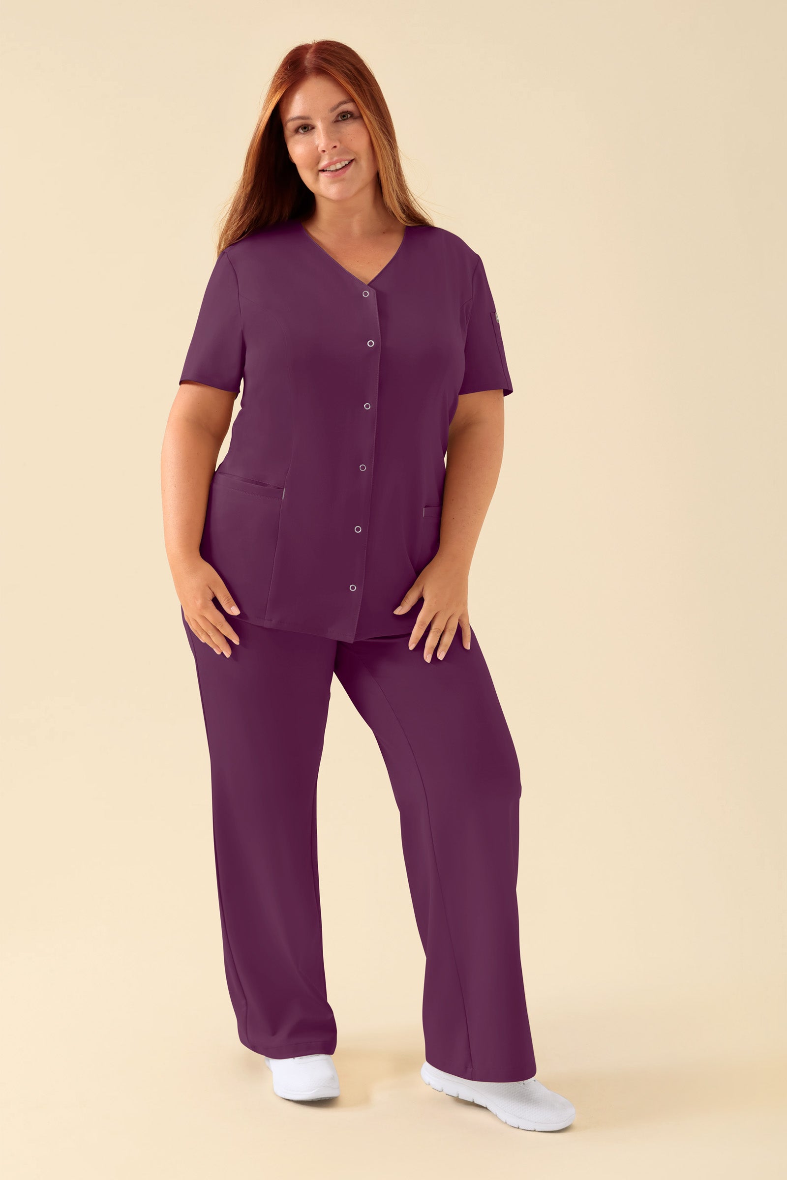 KAERE Kasack Damen - durchgeknöpft pflaume, Vorderansicht Das Model ist 173 cm groß und trägt Größe XL