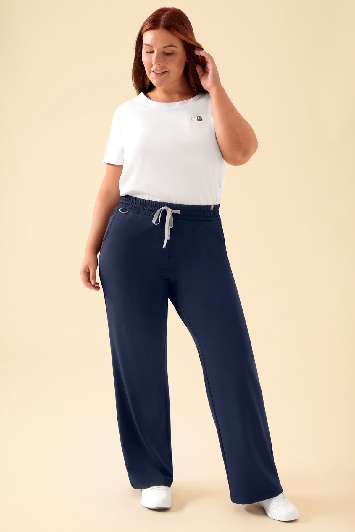 KAERE Hose Damen - weites Bein navy, Vorderansicht Das Model ist 173 cm groß und trägt Größe XL